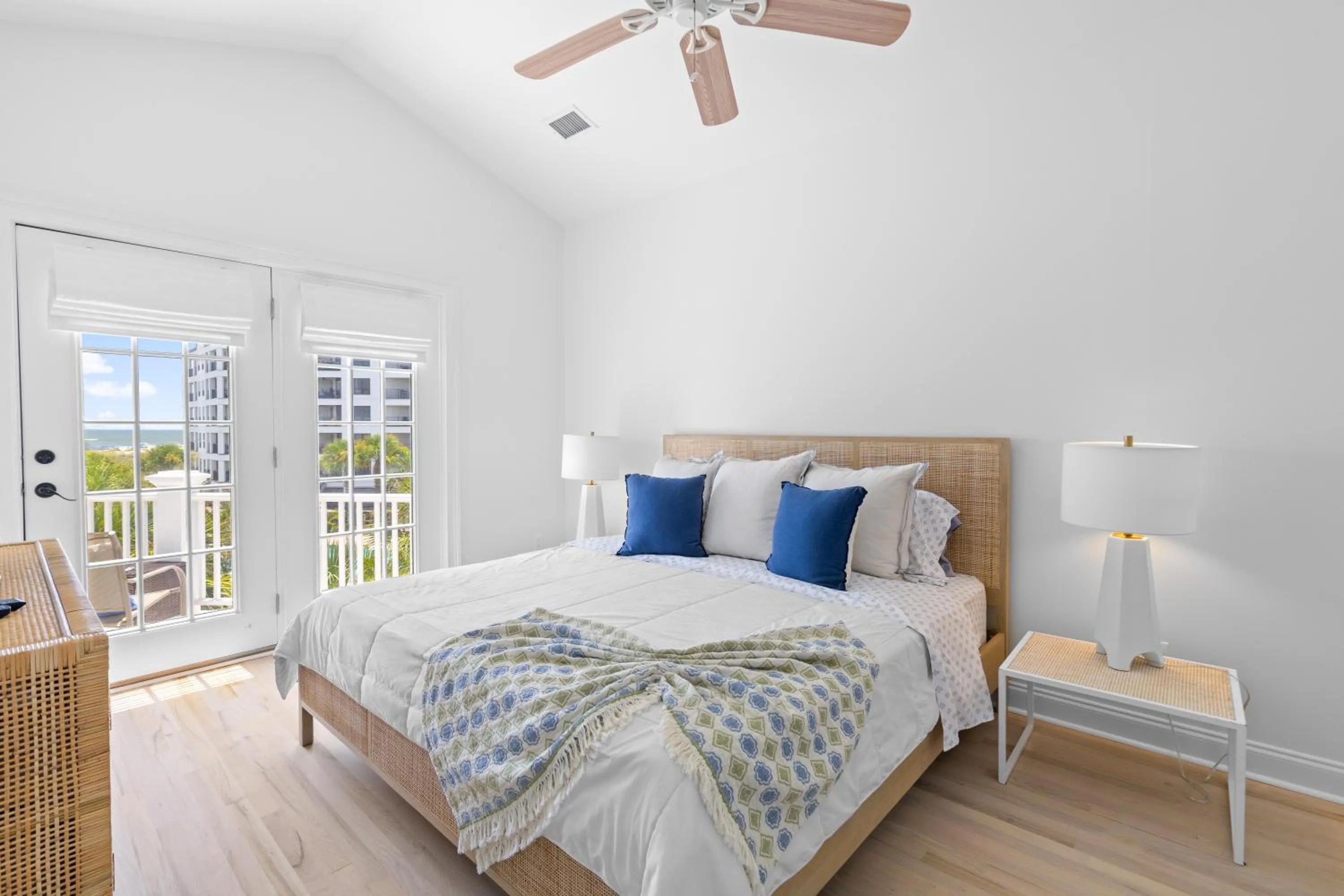 Bed in 3 Summer Dunes - Classic Ocean View Beach House!