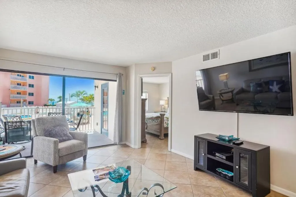 Beach Palms- Unit 102