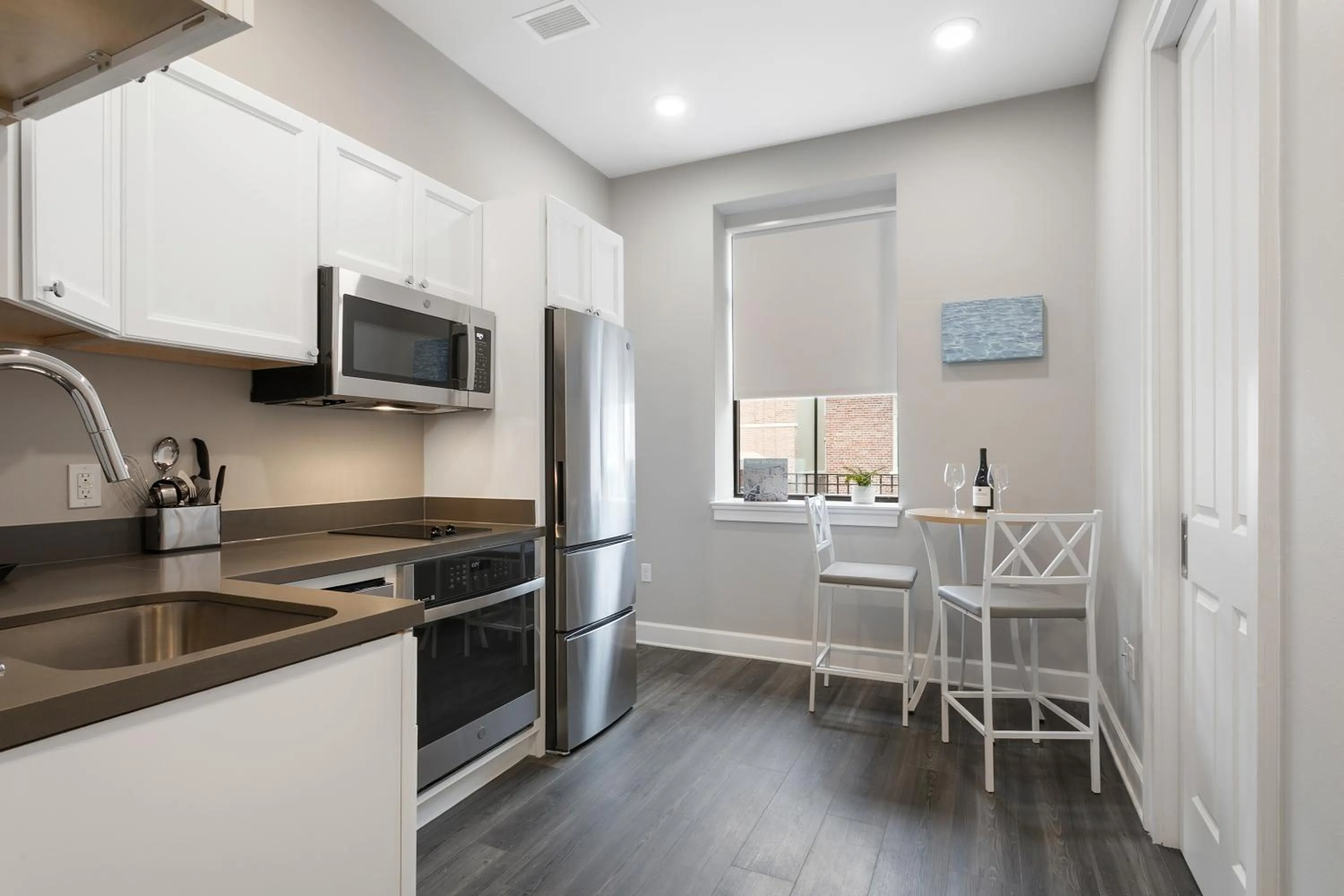 Kitchen or kitchenette in Bywater Suite Hotel