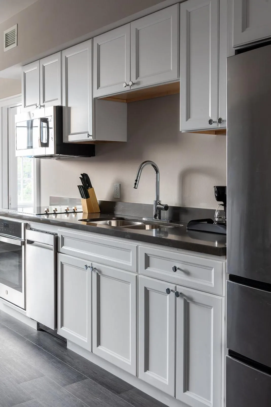 Kitchen or kitchenette in Bywater Suite Hotel