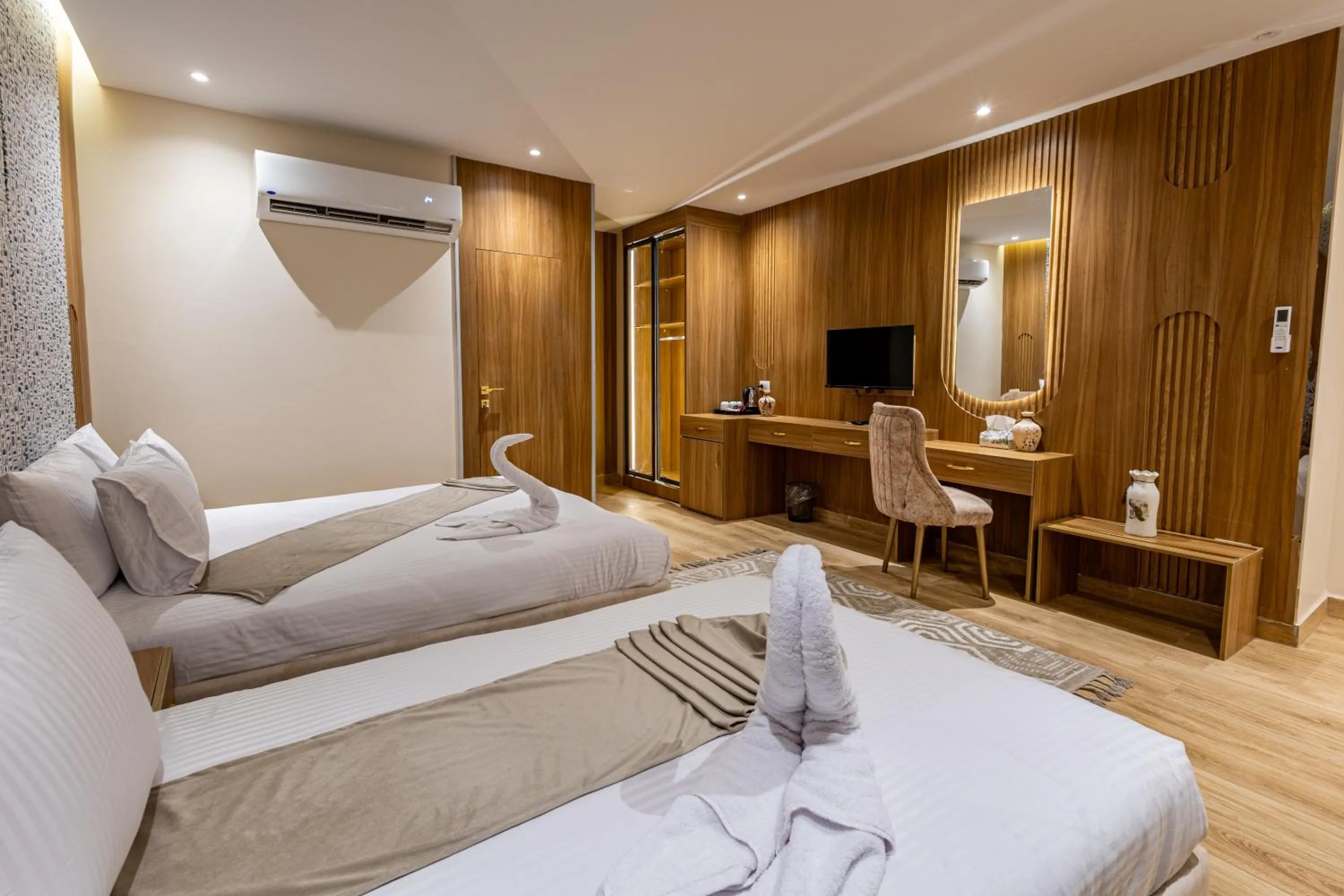 Photo of the whole room, Bed in Pyramids sunrise inn