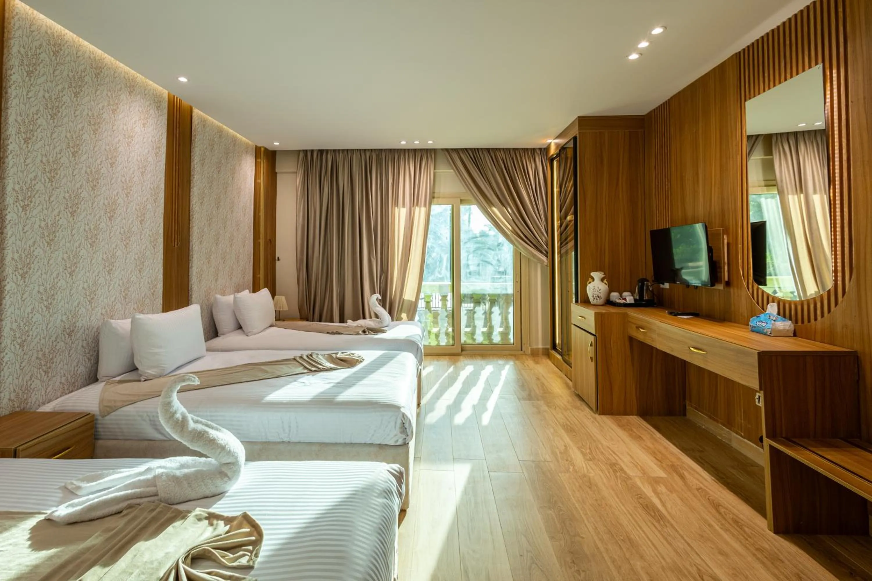 Photo of the whole room, Bed in Pyramids sunrise inn