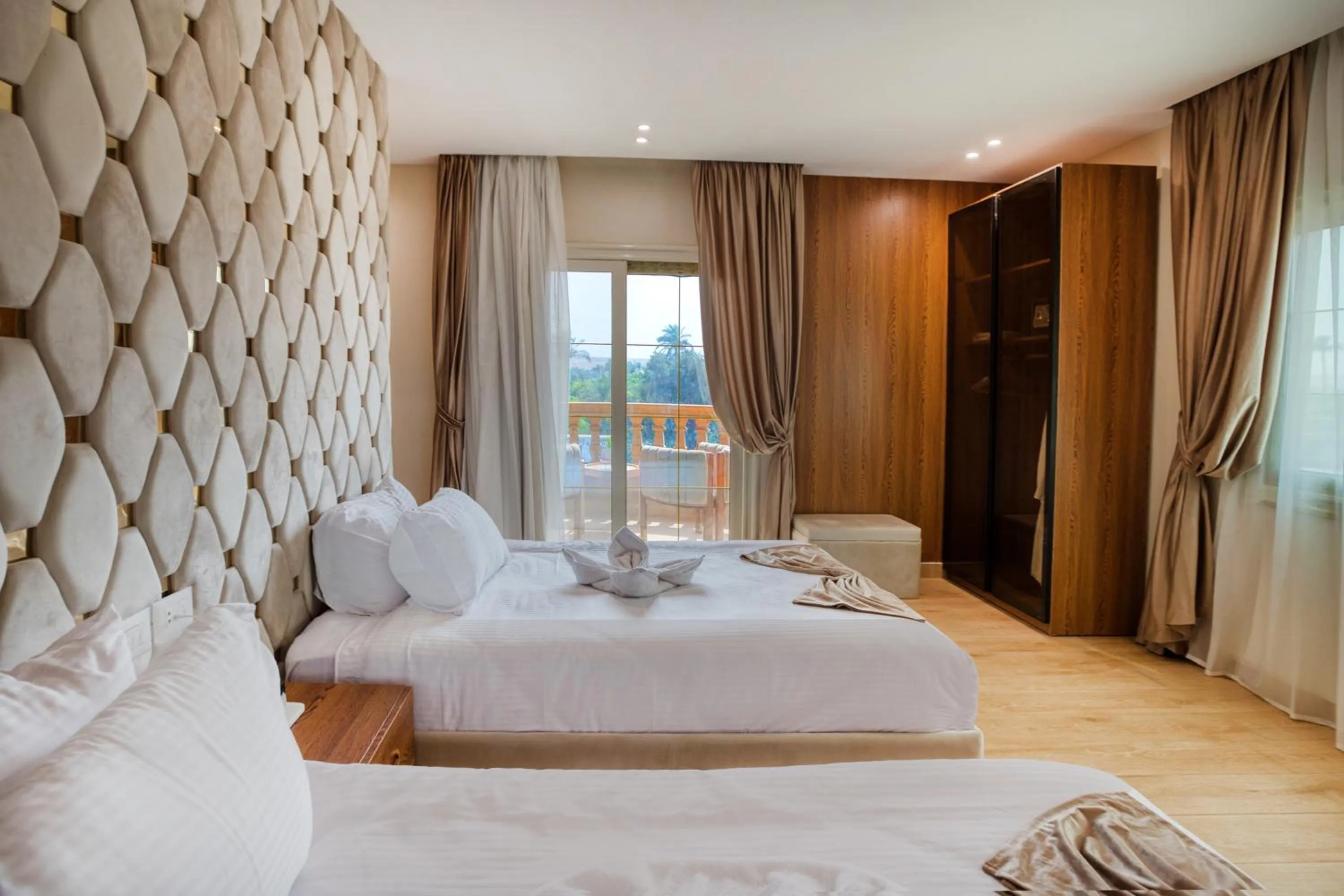 Photo of the whole room, Bed in Pyramids sunrise inn