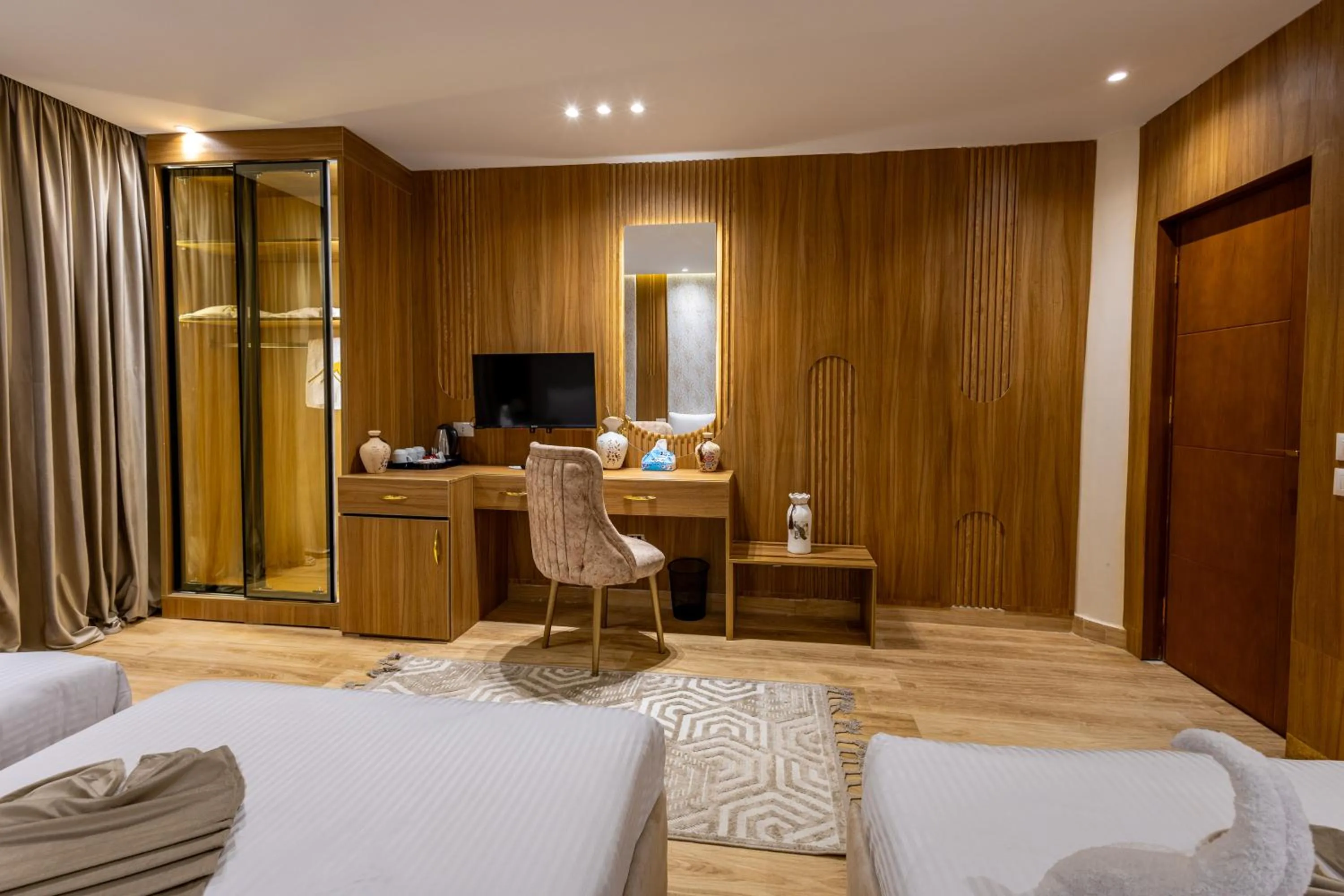 TV and multimedia in Pyramids sunrise inn