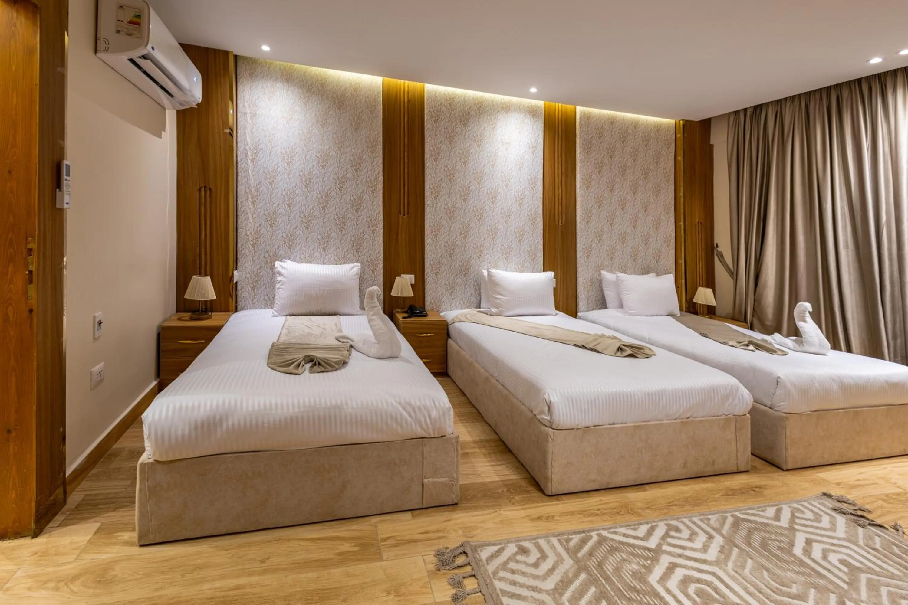 Photo of the whole room, Bed in Pyramids sunrise inn