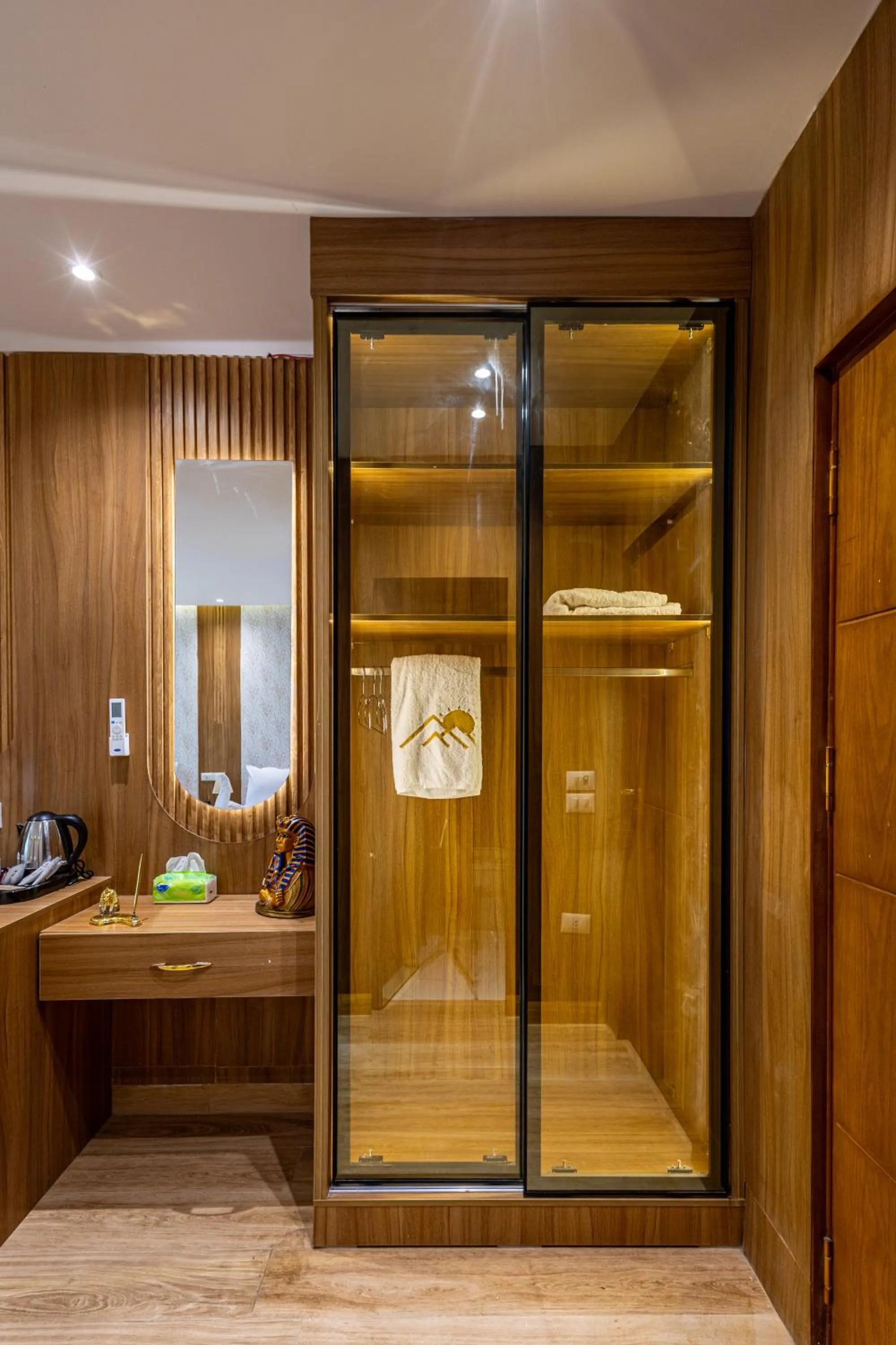 wardrobe in Pyramids sunrise inn