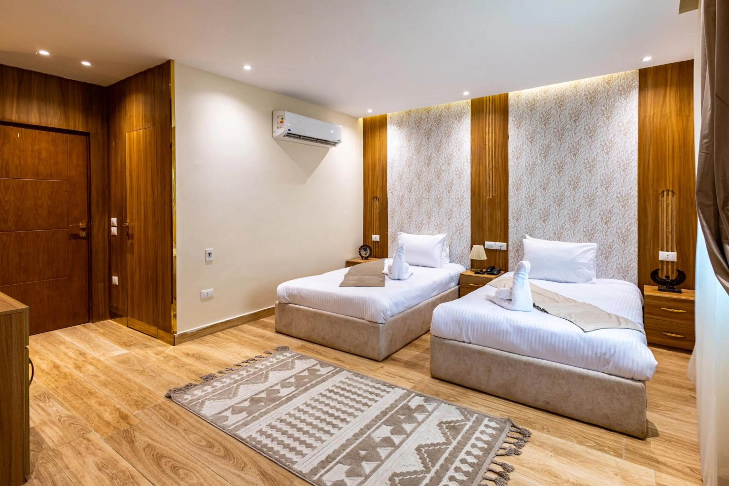 Photo of the whole room, Bed in Pyramids sunrise inn