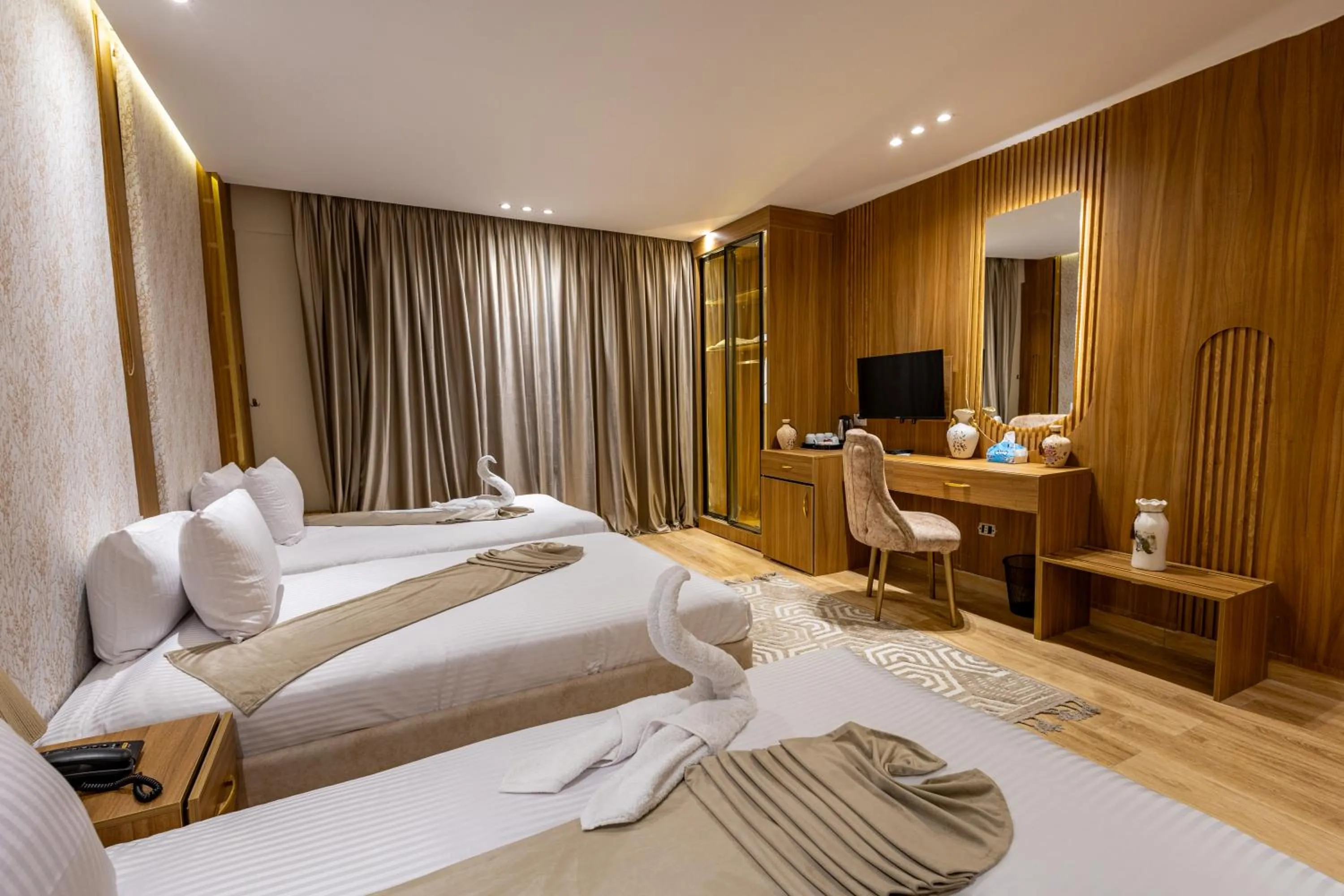 Photo of the whole room, Bed in Pyramids sunrise inn