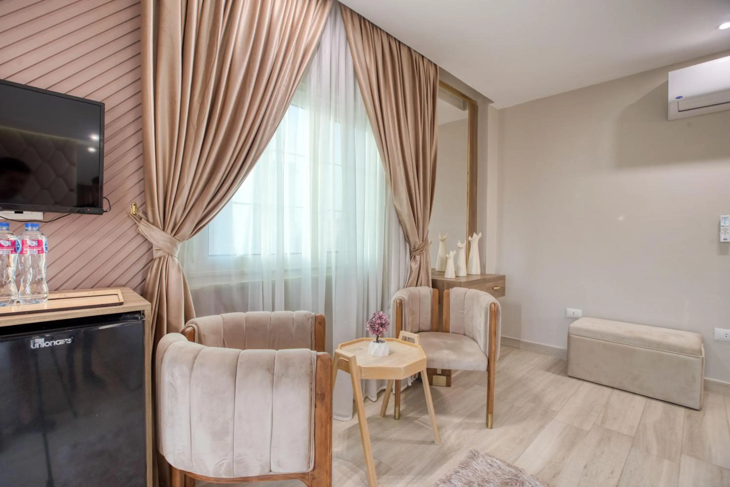 TV and multimedia in Pyramids sunrise inn