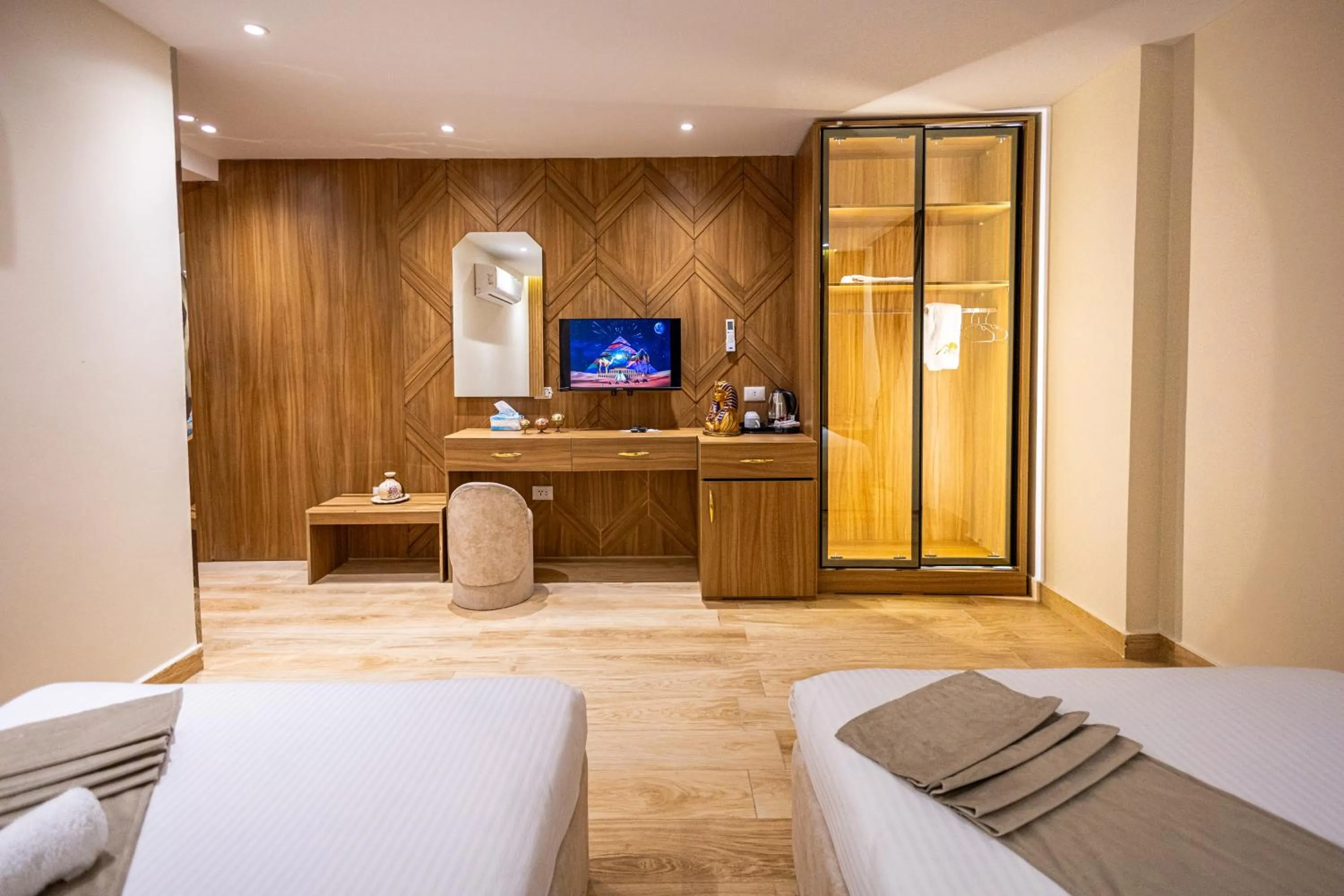 TV and multimedia, Bed in Pyramids sunrise inn