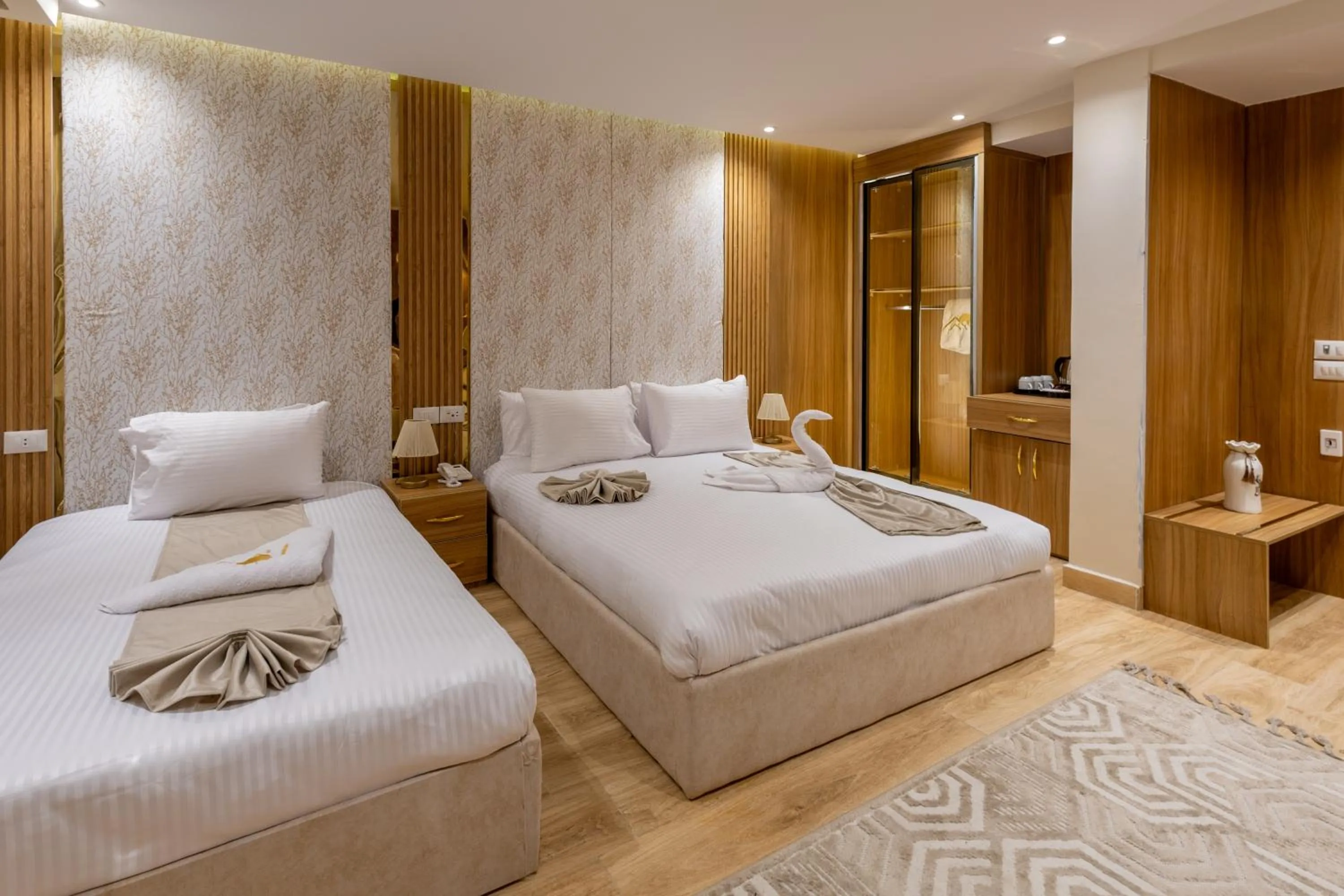 Photo of the whole room, Bed in Pyramids sunrise inn