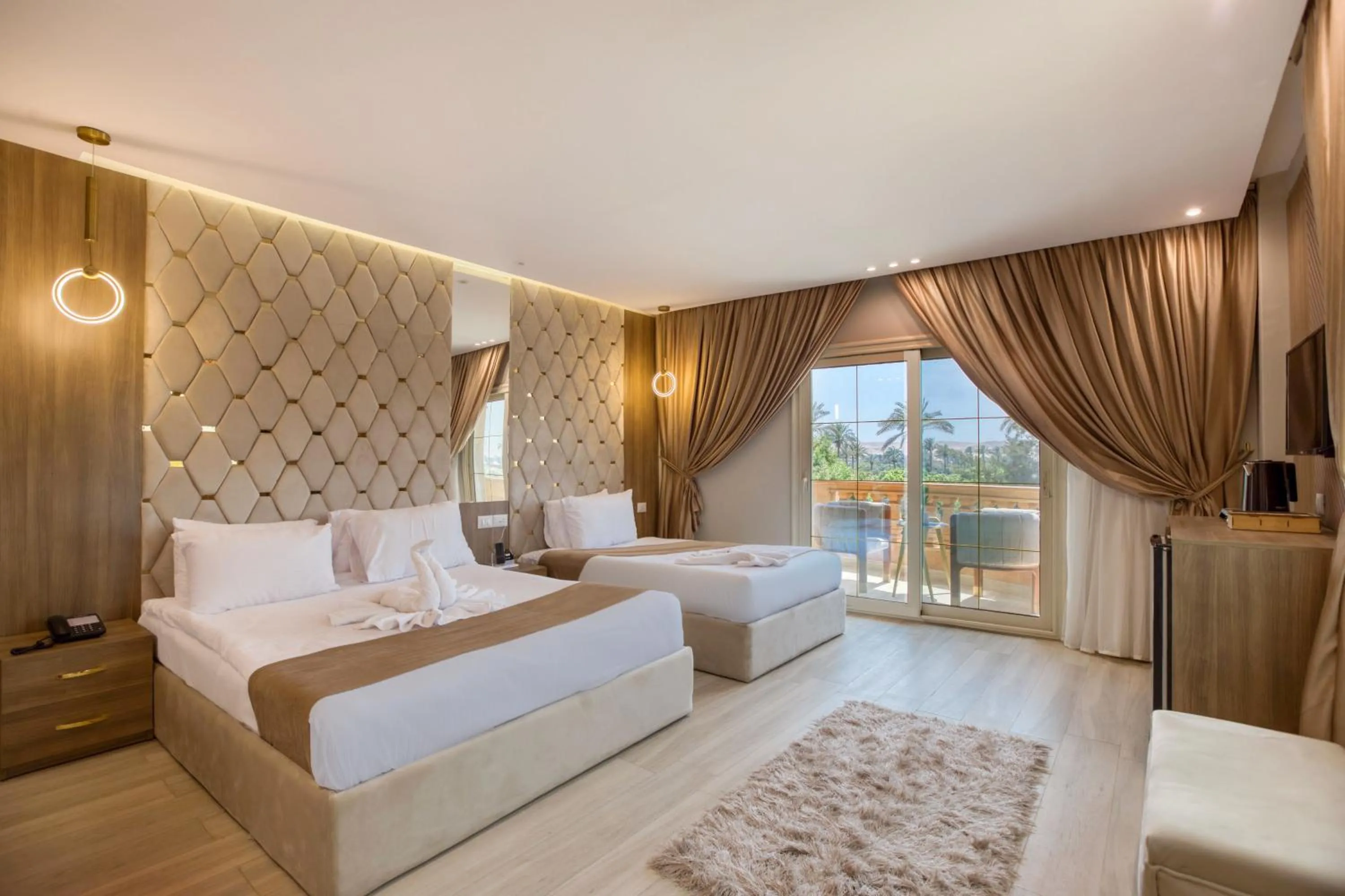 Balcony/Terrace, Bed in Pyramids sunrise inn