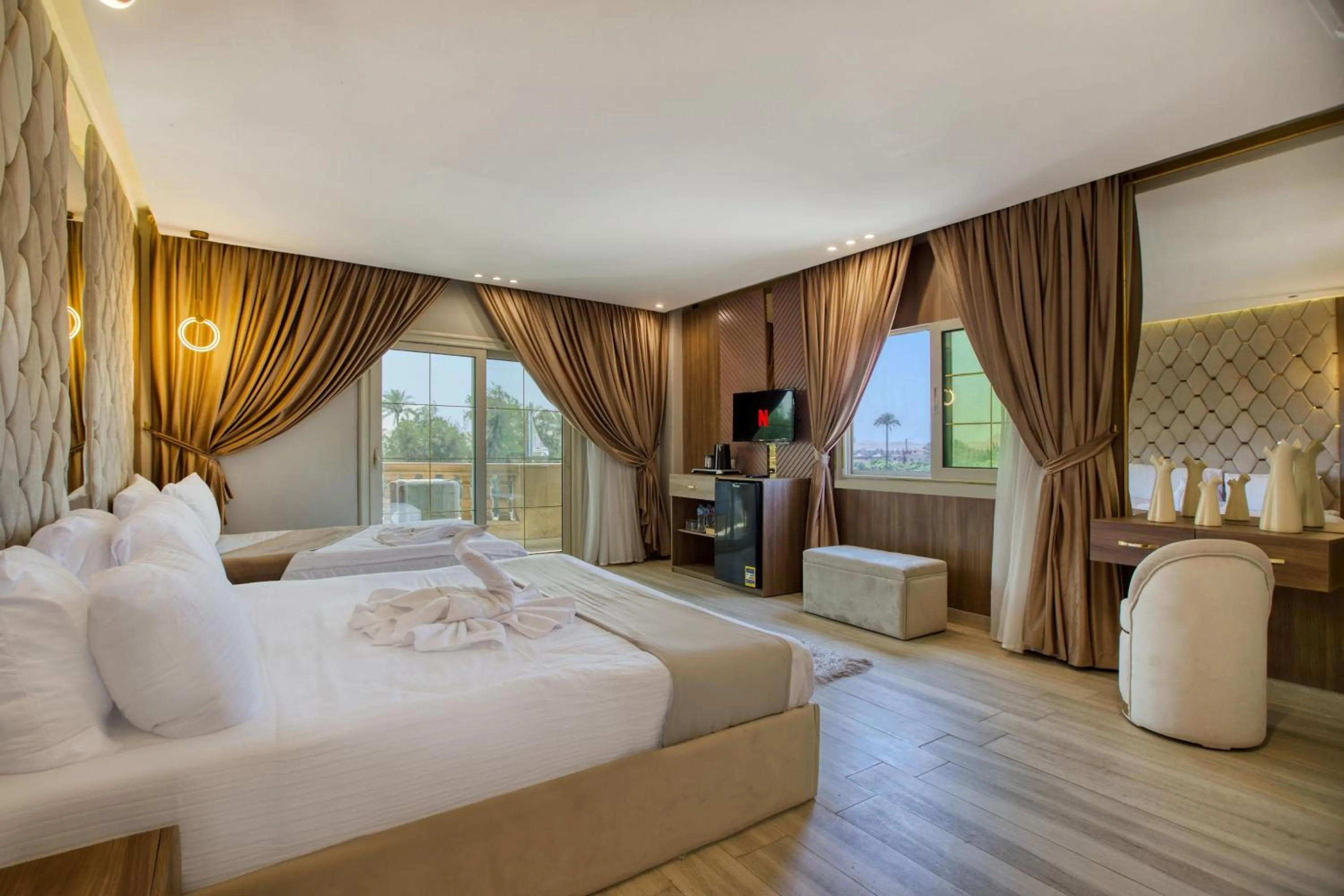 TV and multimedia, Bed in Pyramids sunrise inn