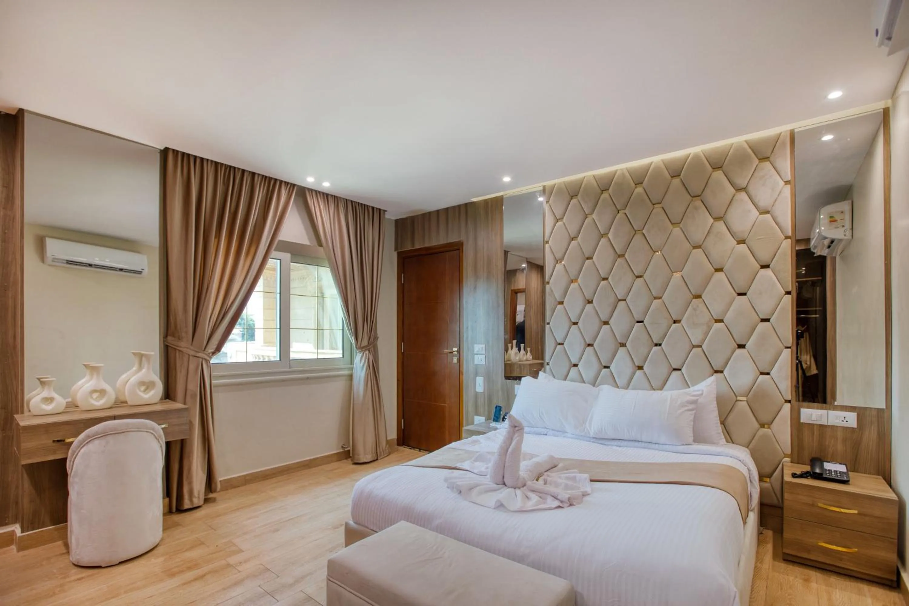 Photo of the whole room, Bed in Pyramids sunrise inn