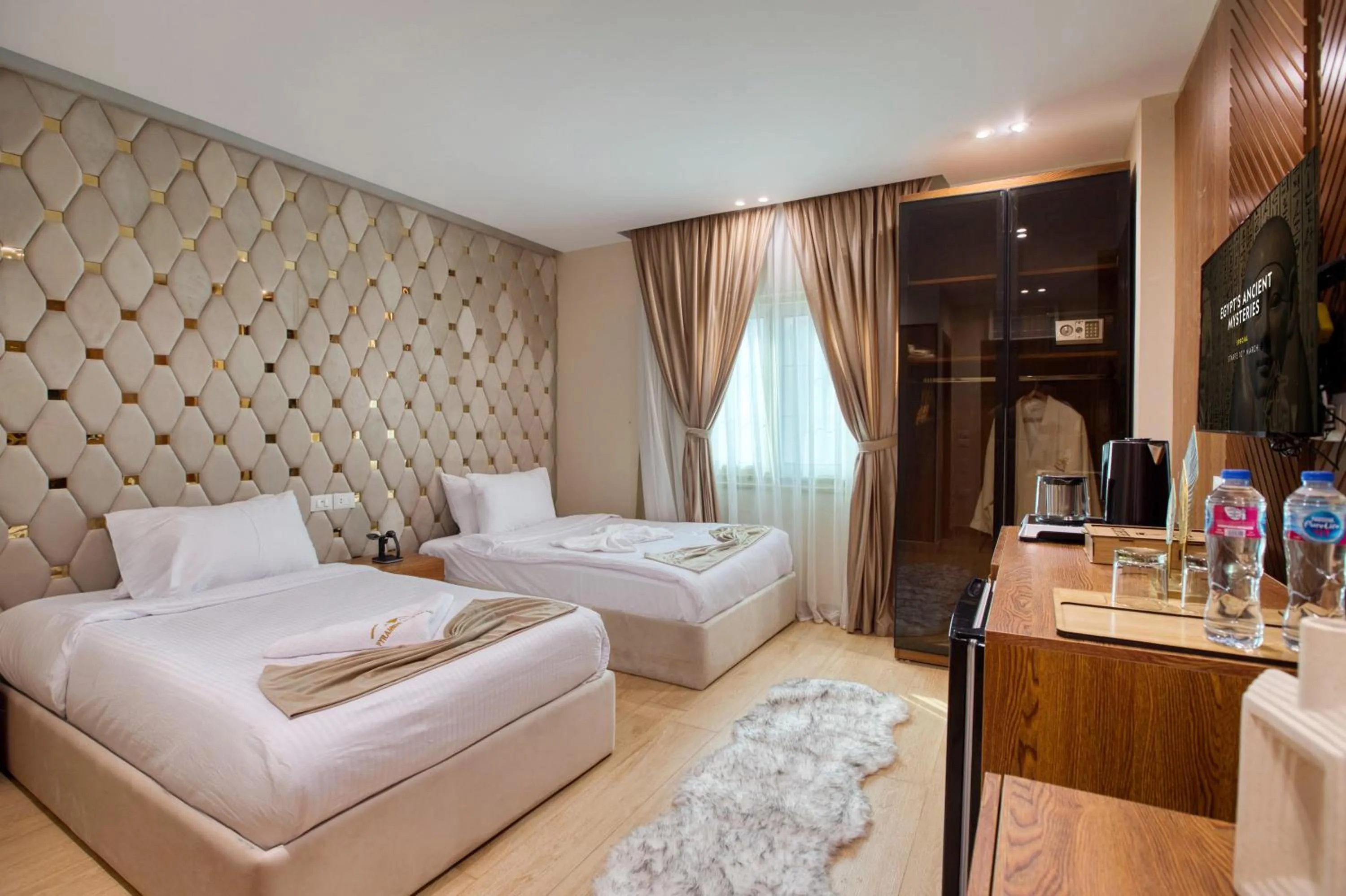 Photo of the whole room, Bed in Pyramids sunrise inn