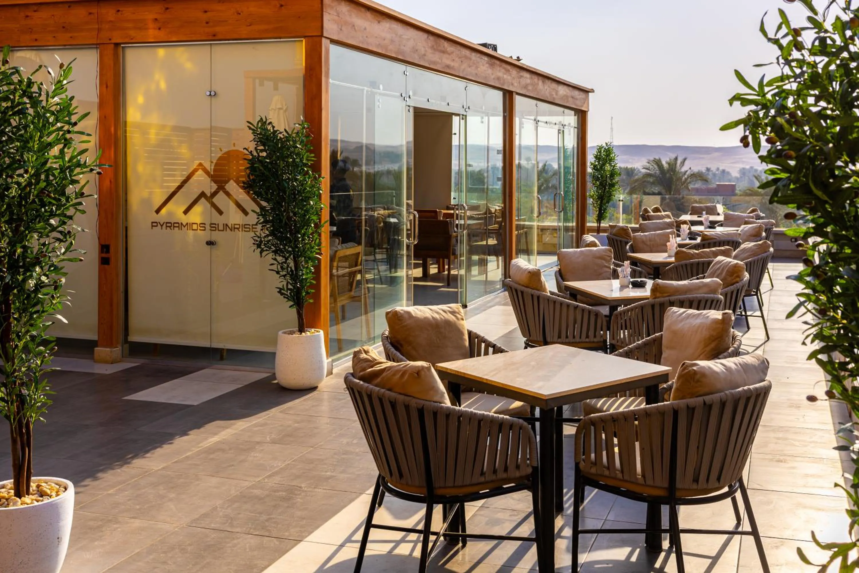 Restaurant/places to eat in Pyramids sunrise inn