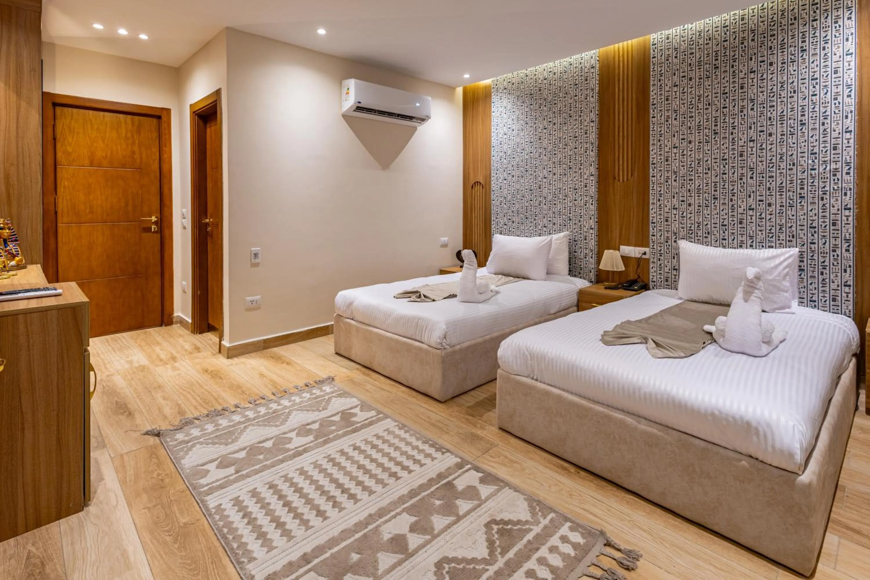 Photo of the whole room, Bed in Pyramids sunrise inn