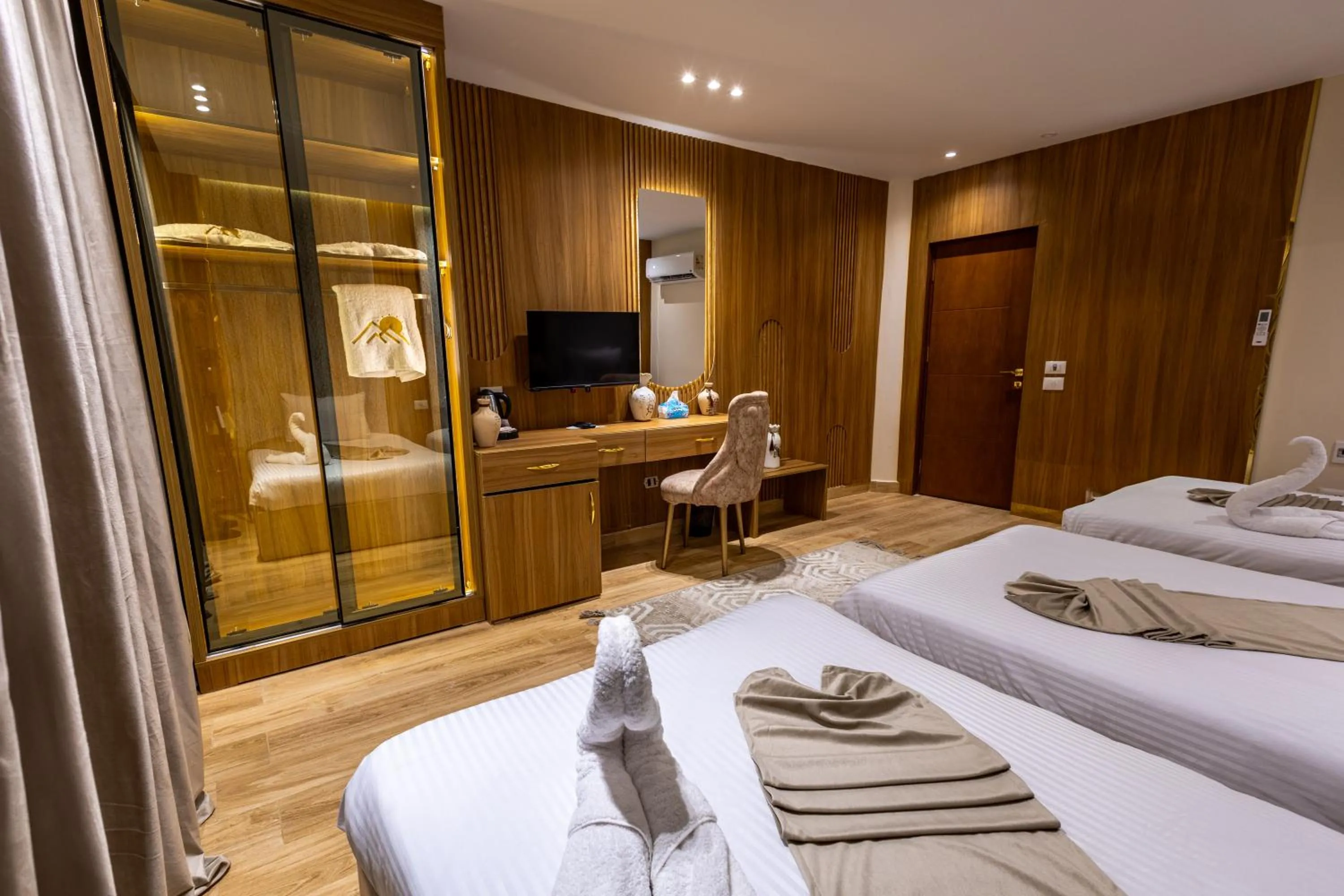 Photo of the whole room, Bed in Pyramids sunrise inn