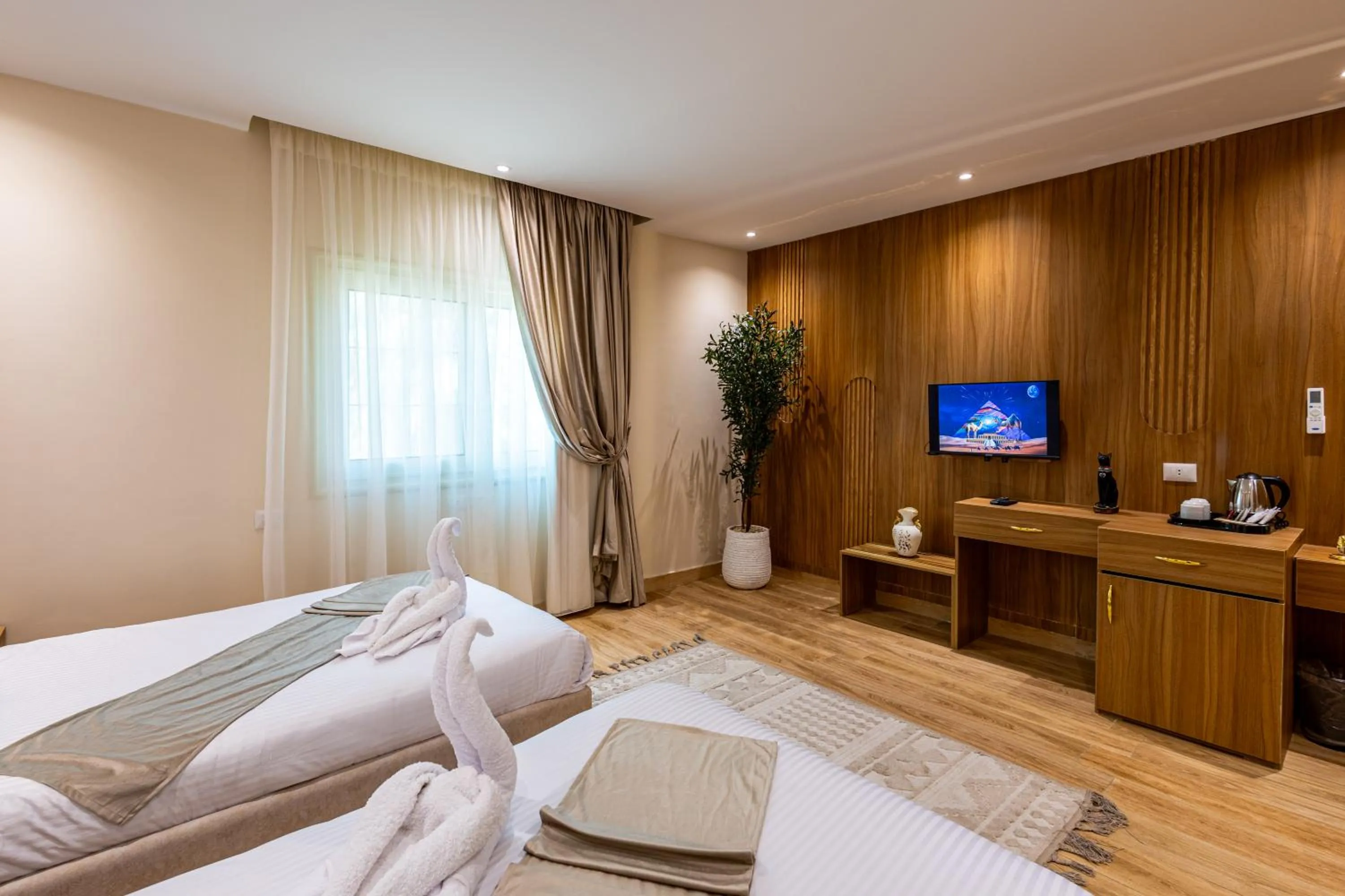 Bedroom, Bed in Pyramids sunrise inn