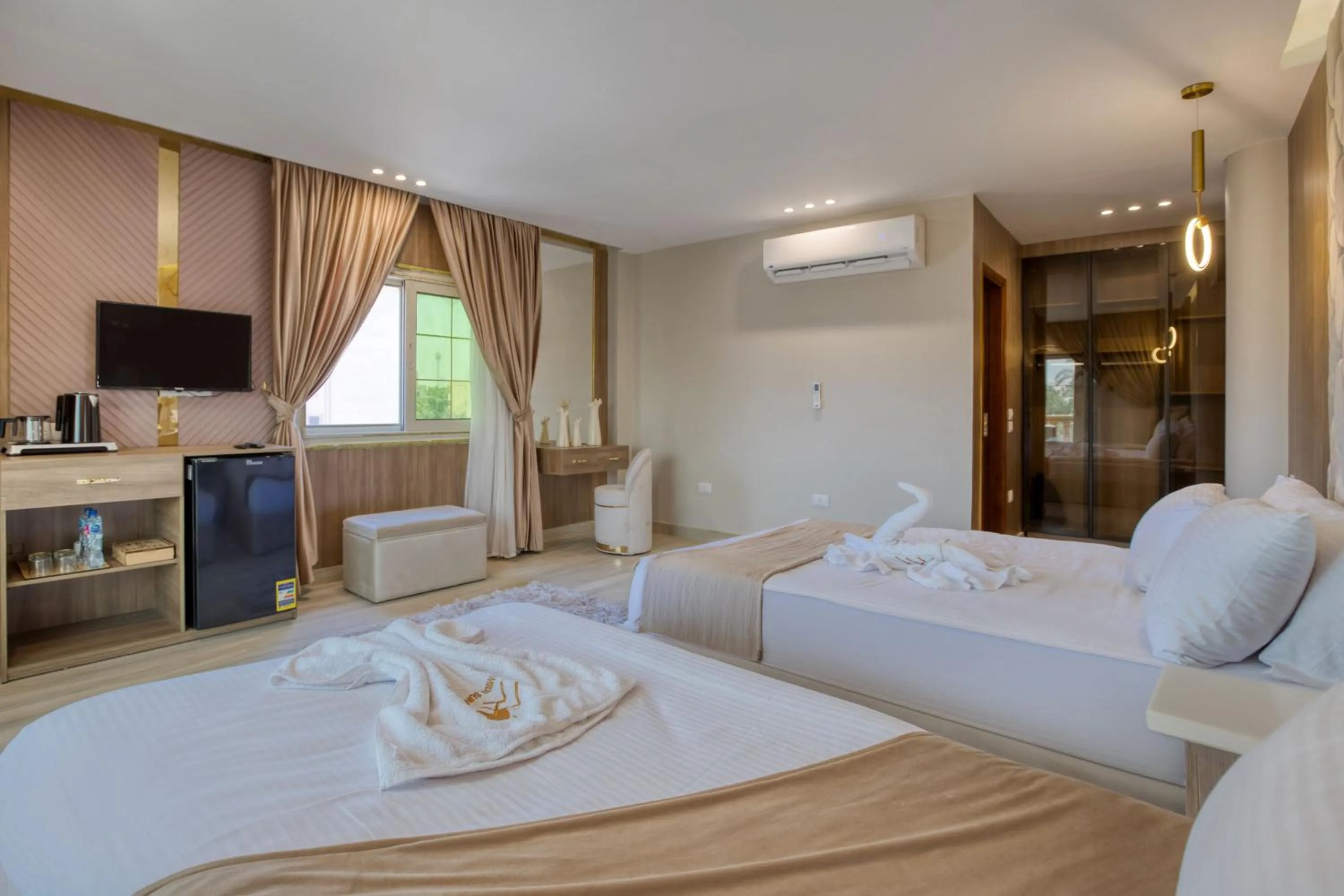 TV and multimedia, Bed in Pyramids sunrise inn