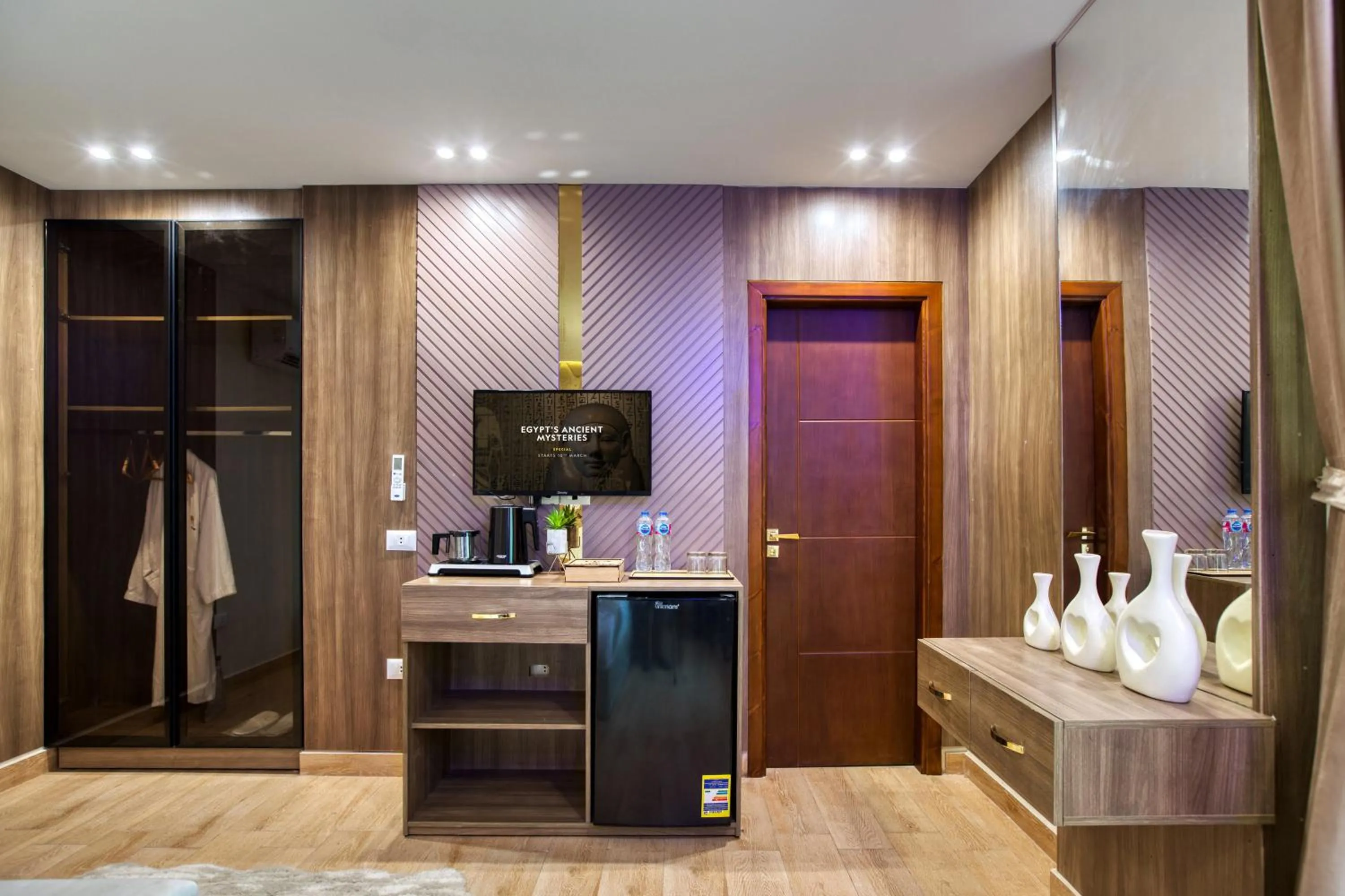 TV and multimedia in Pyramids sunrise inn