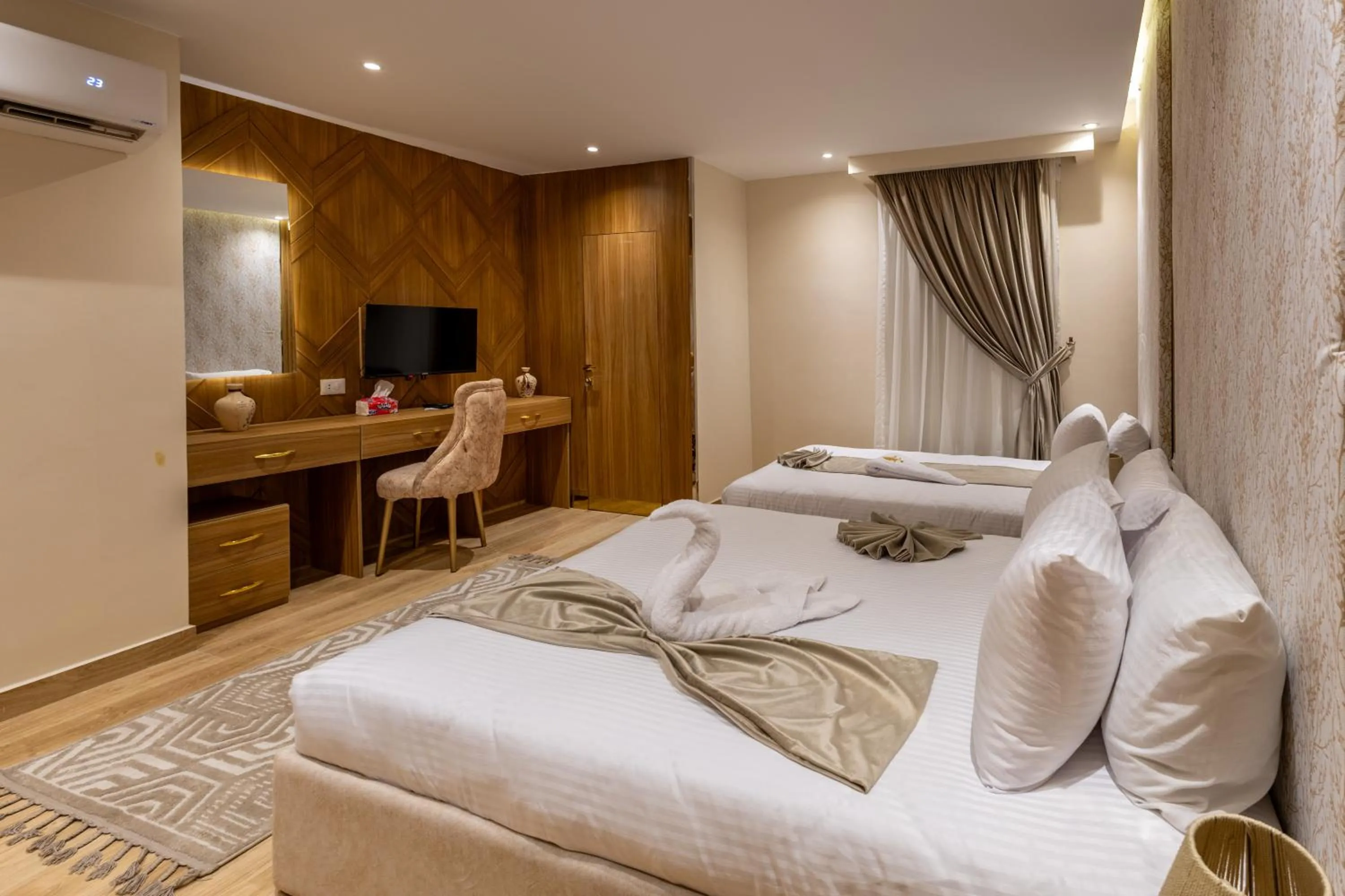 Photo of the whole room, Bed in Pyramids sunrise inn