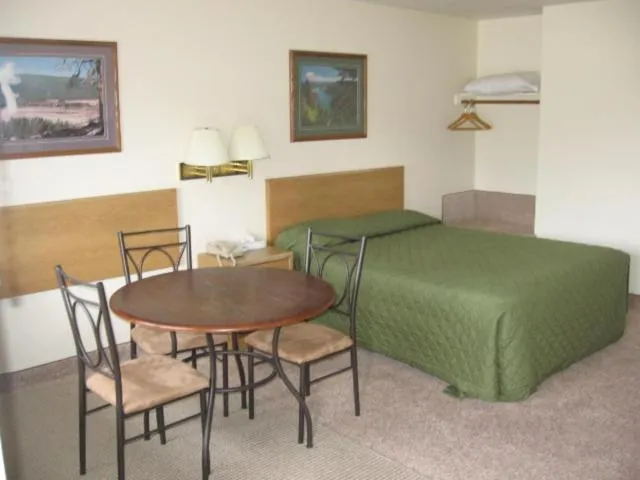 Bedroom, Bed in Little Bear Motel