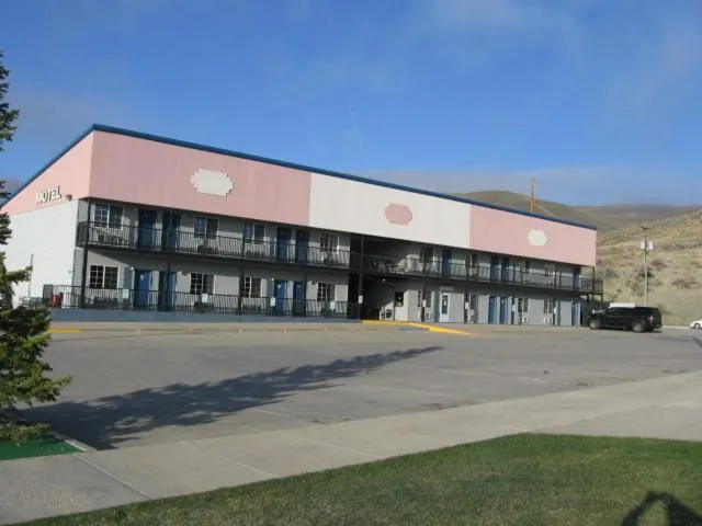 Parking in Little Bear Motel