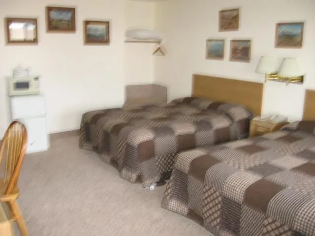 Bedroom, Bed in Little Bear Motel