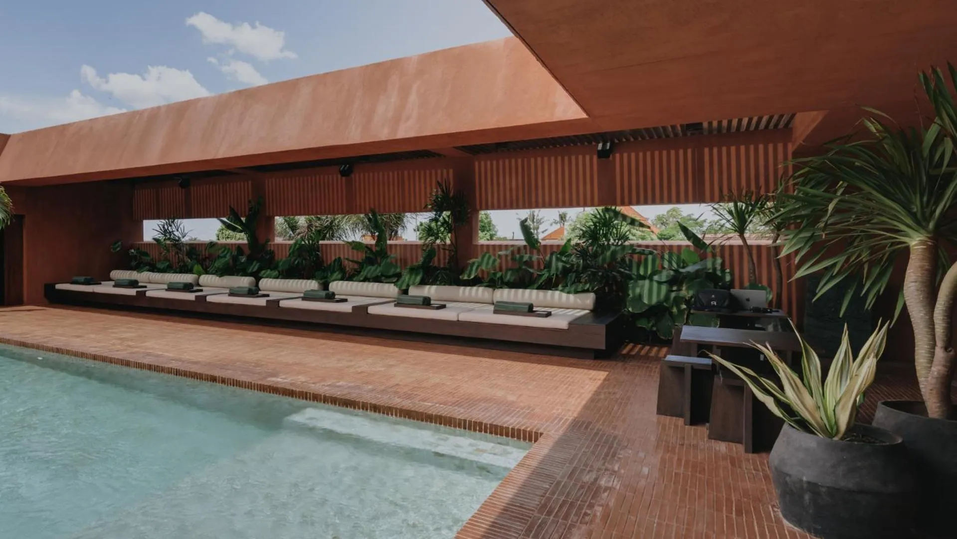 Swimming pool in Further Hotel