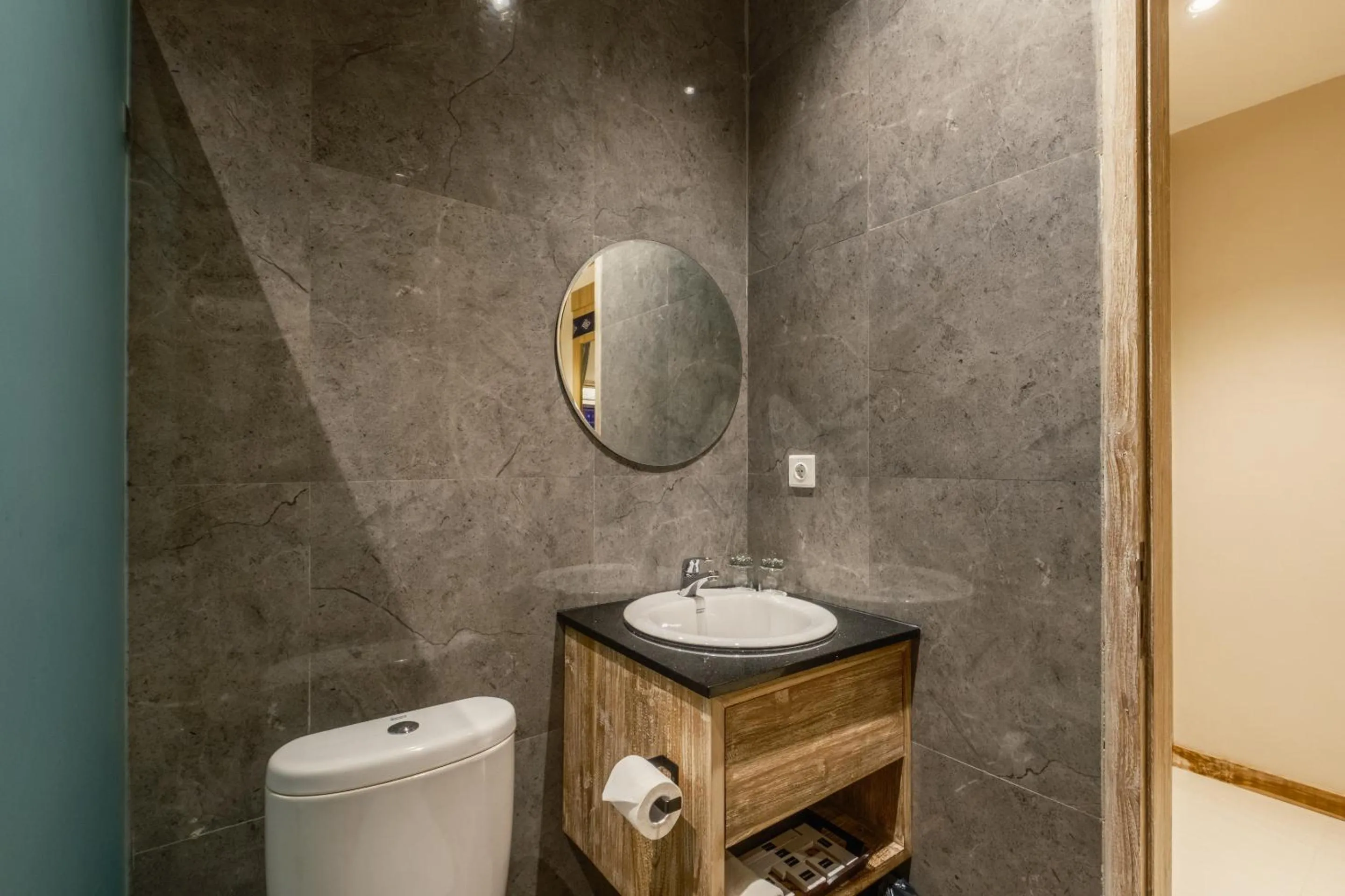 Toilet in DEJAVU 2.0 HOTEL BAJO KOMODO