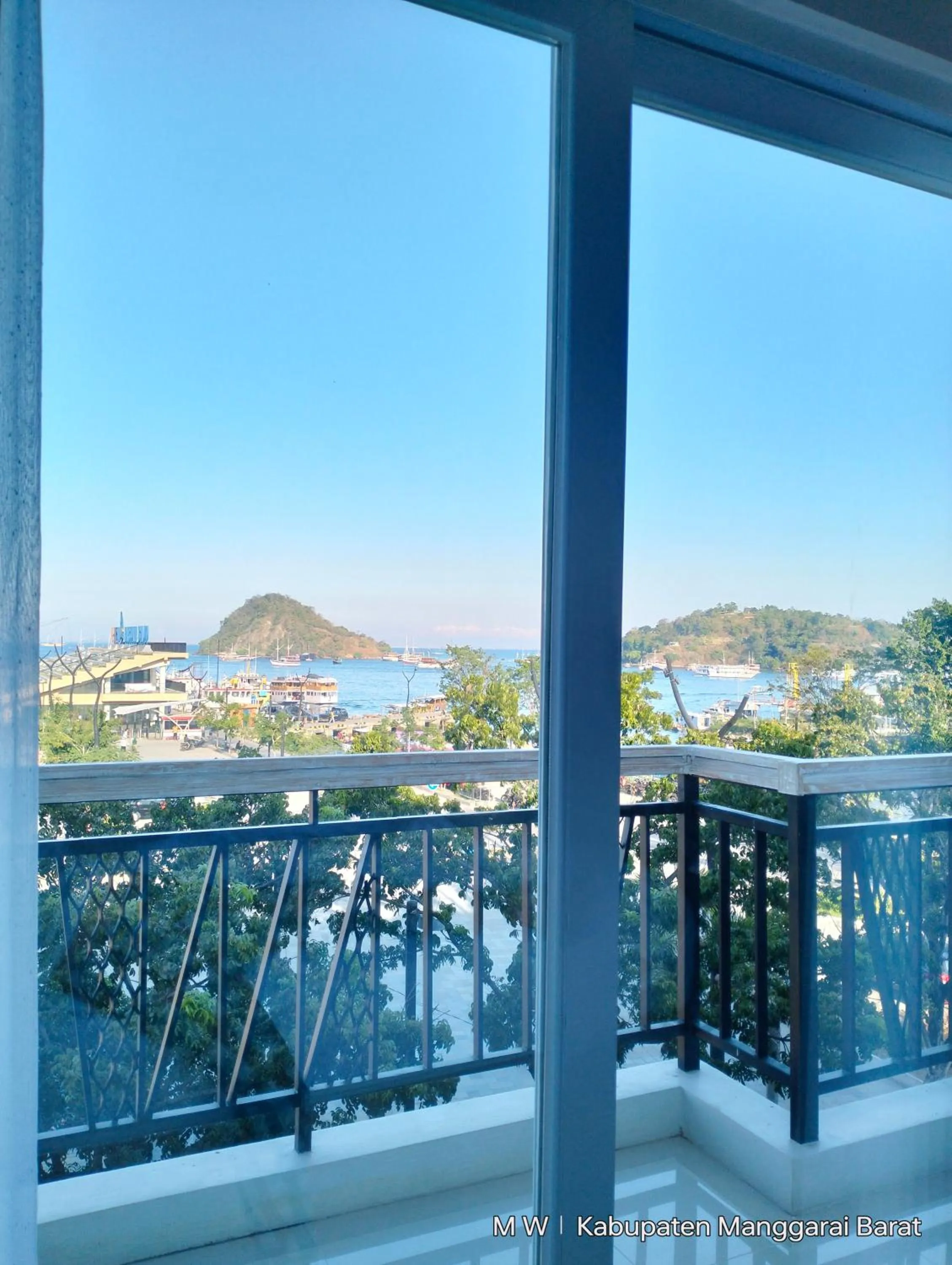 Day in DEJAVU 2.0 HOTEL BAJO KOMODO