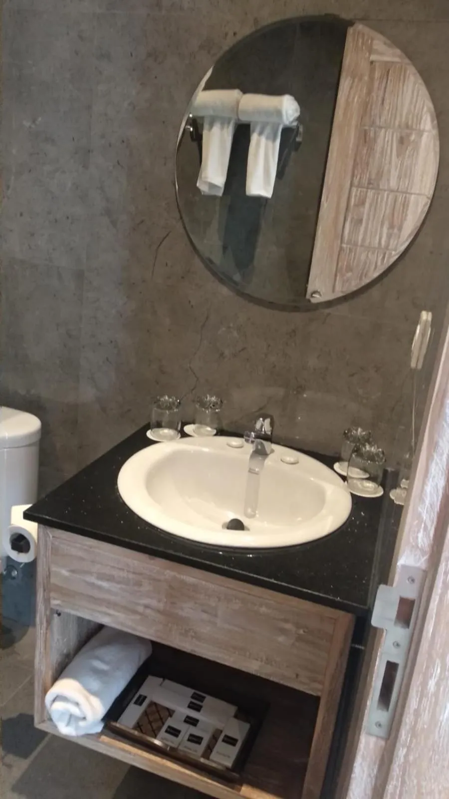 Toilet in DEJAVU 2.0 HOTEL BAJO KOMODO