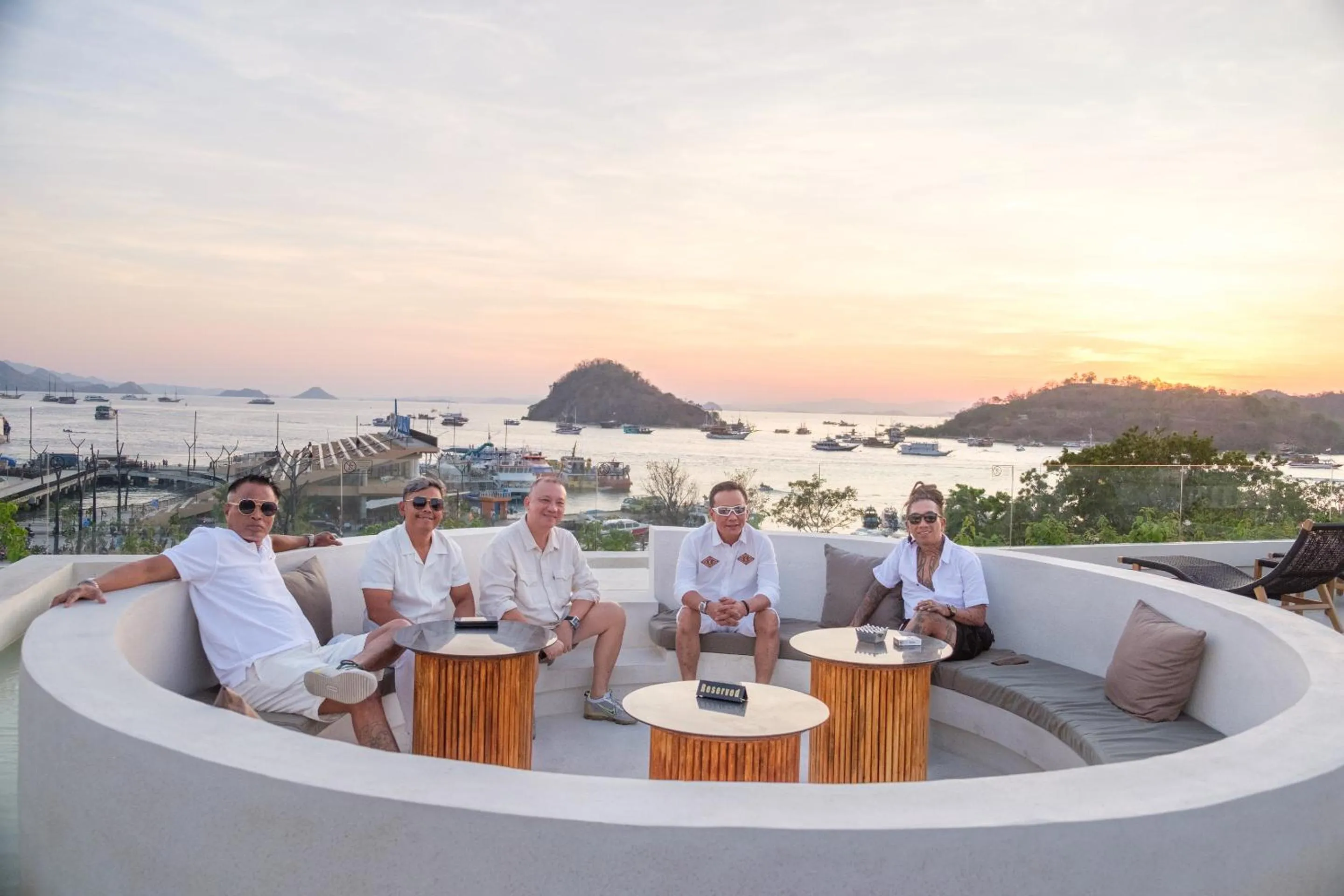 Lounge or bar in DEJAVU 2.0 HOTEL BAJO KOMODO