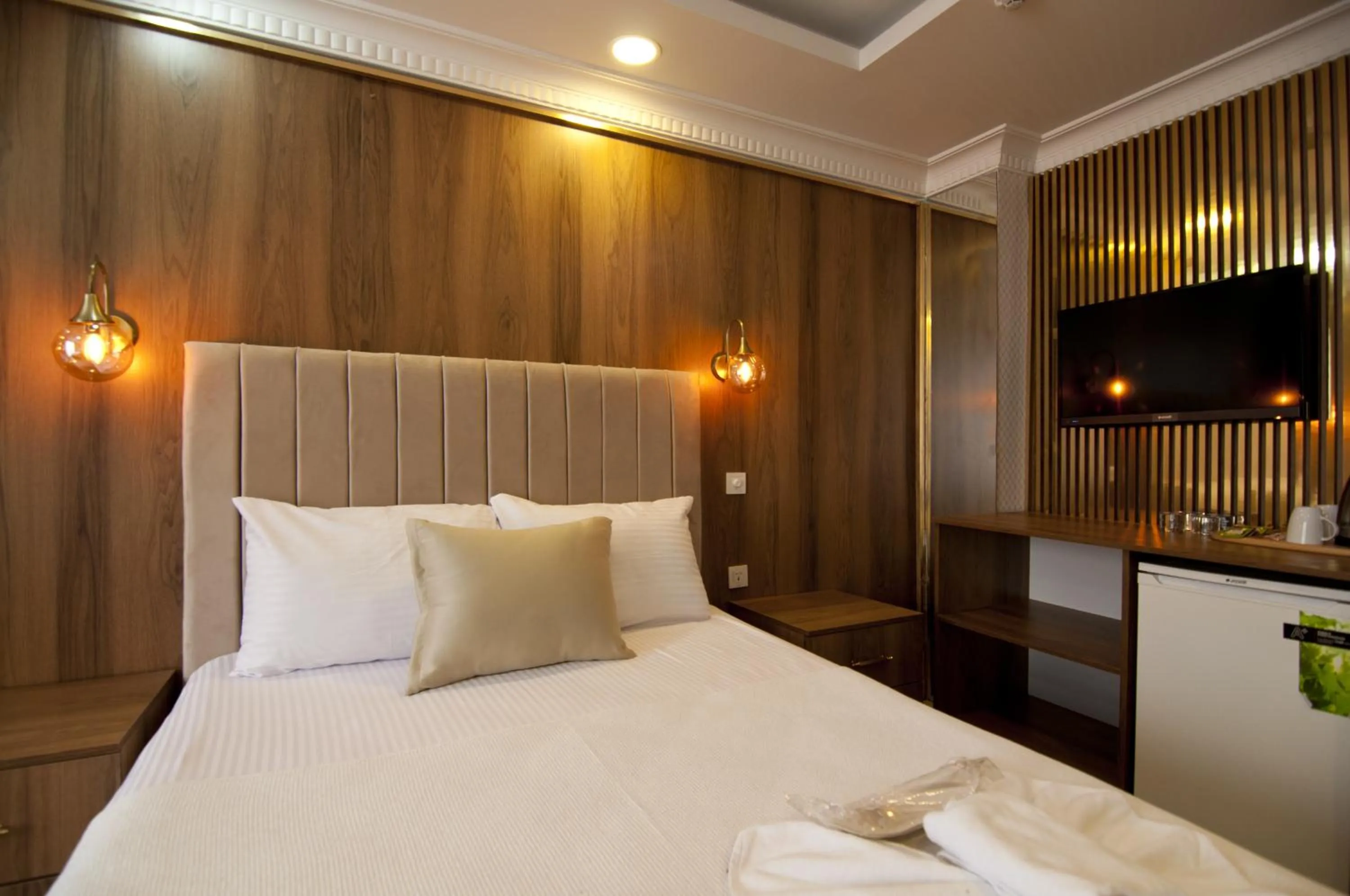 Shower, Bed in IMMORTELLE HOTEL