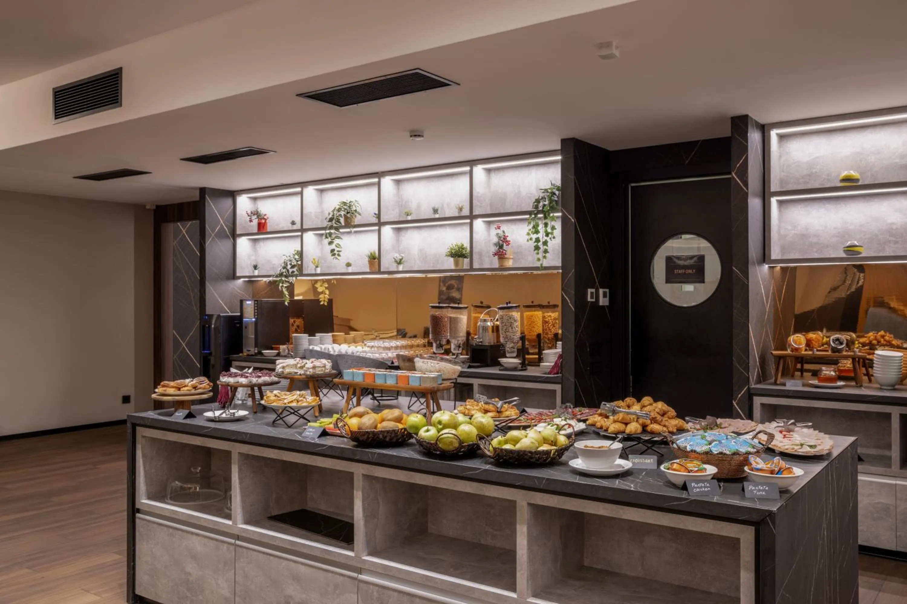 Restaurant/places to eat in Nobel Design Hotel