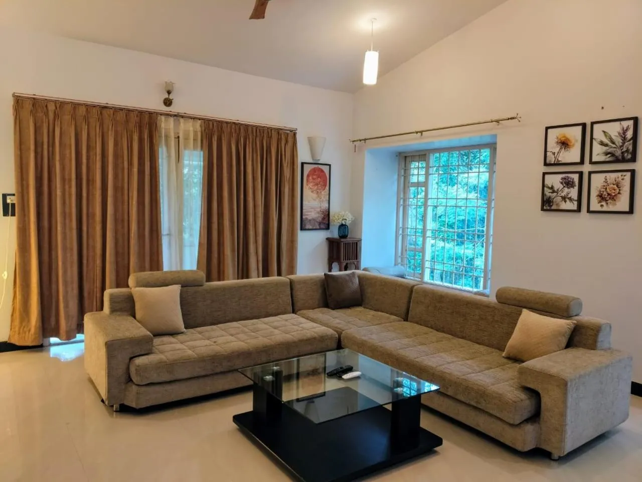 Living room in Yercaud Bungalow Stay