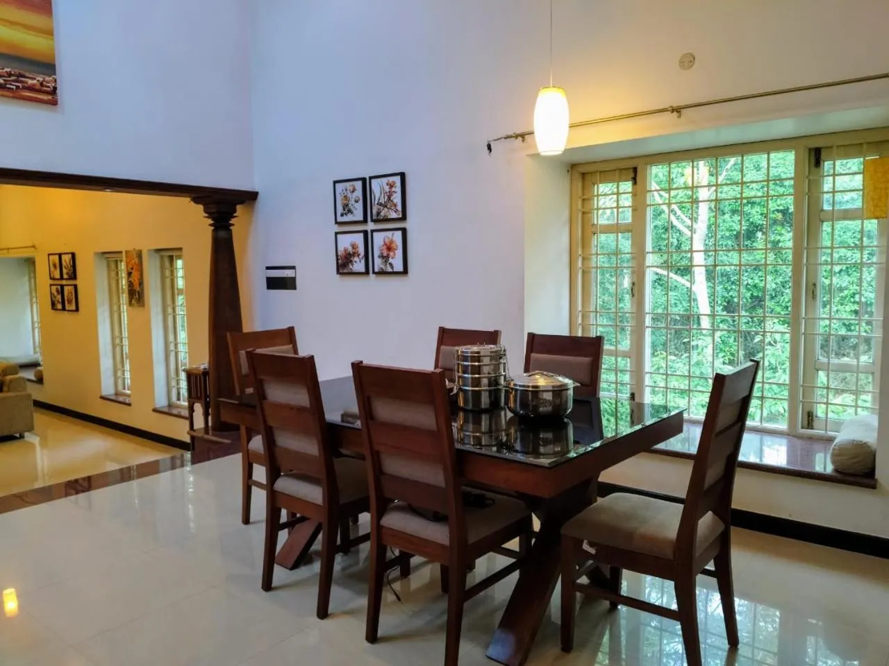 Dining area in Yercaud Bungalow Stay