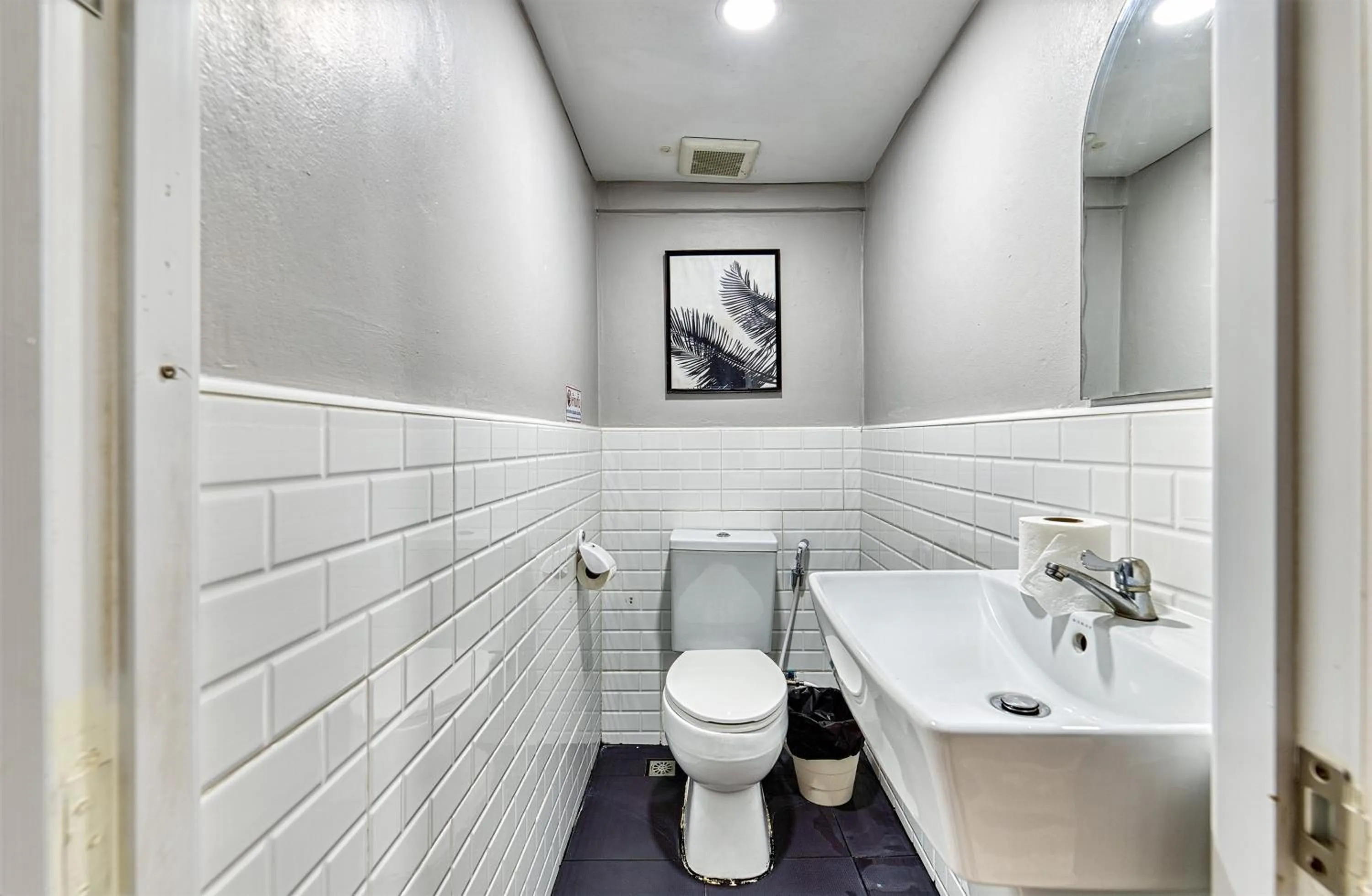 Toilet in Bangkok Watergate Townhouse 曼谷中心水門家