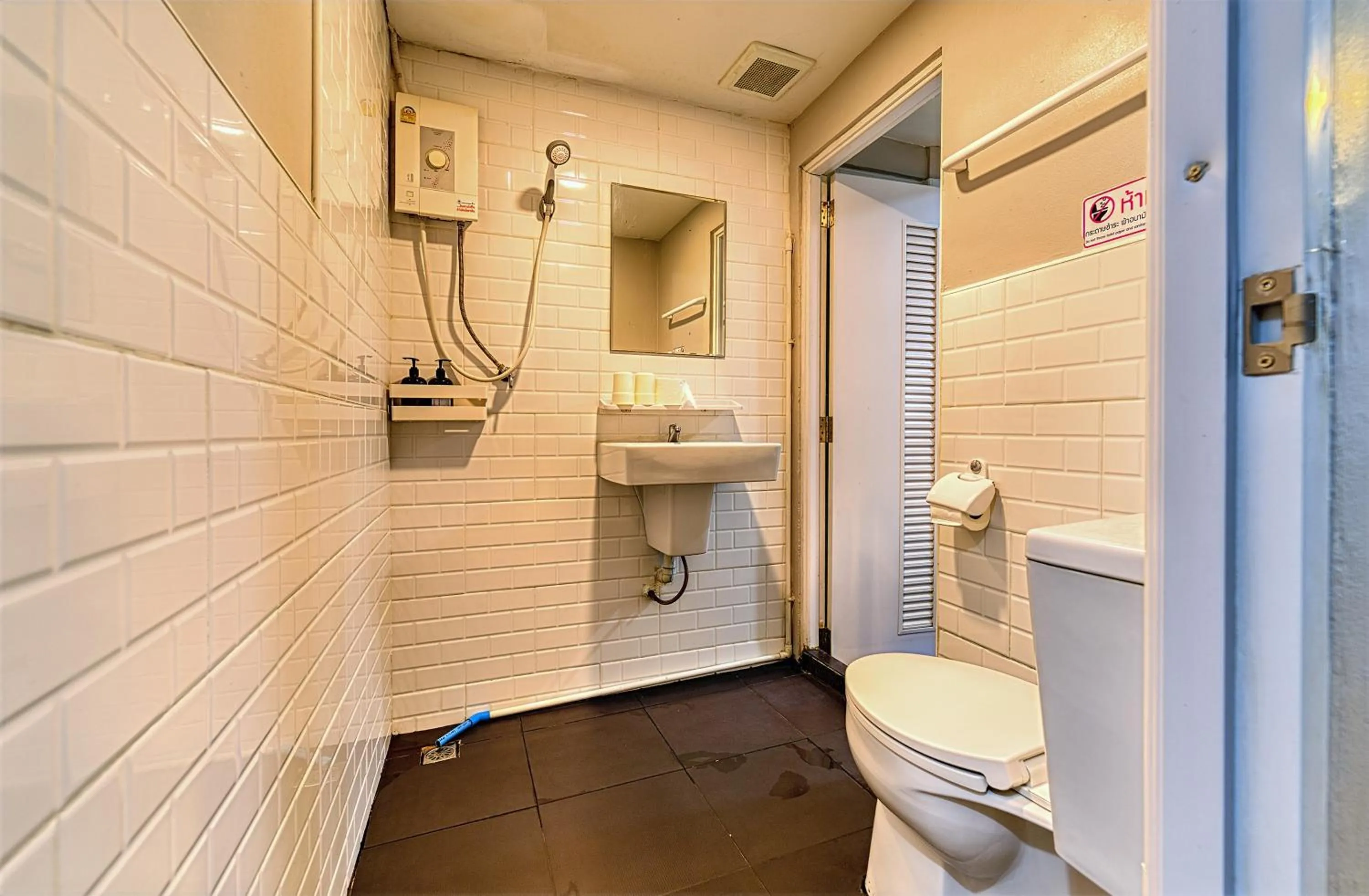 Bathroom in Bangkok Watergate Townhouse 曼谷中心水門家