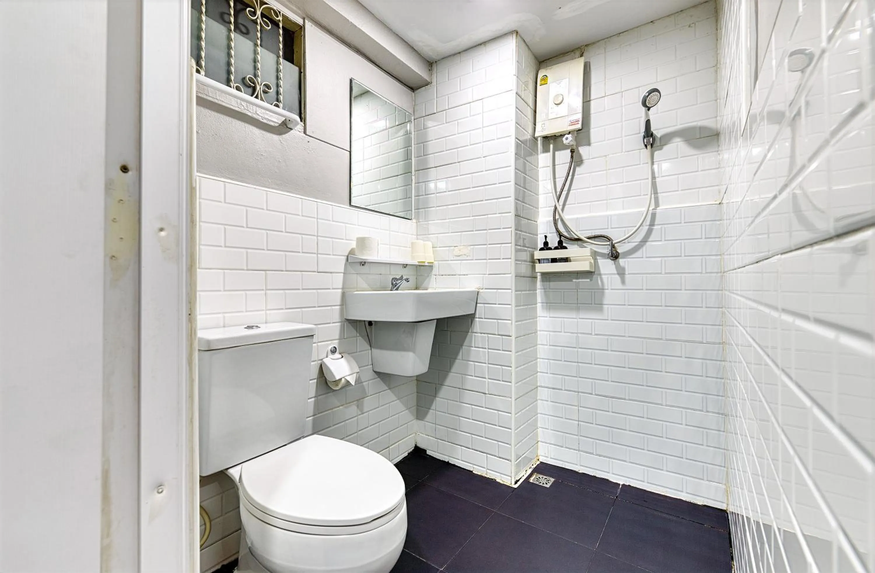 Bathroom in Bangkok Watergate Townhouse 曼谷中心水門家