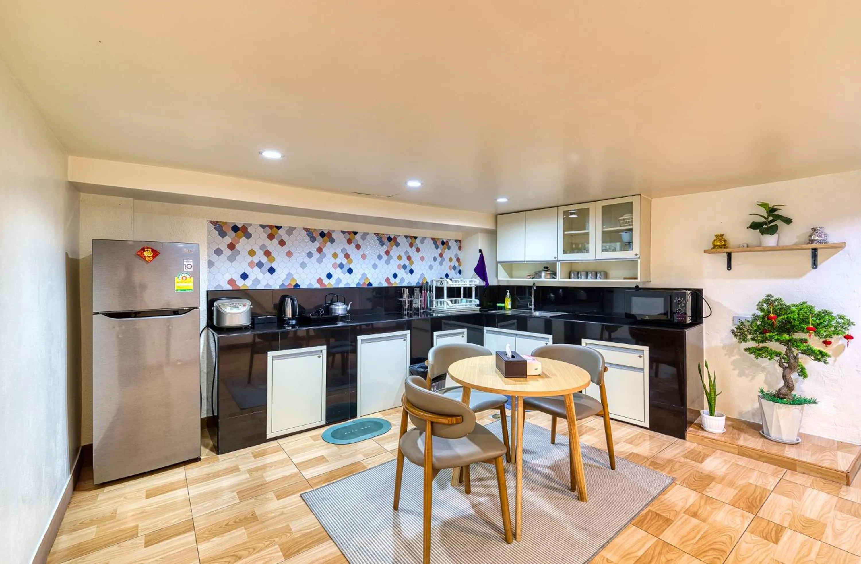 Kitchen or kitchenette in Bangkok Watergate Townhouse 曼谷中心水門家