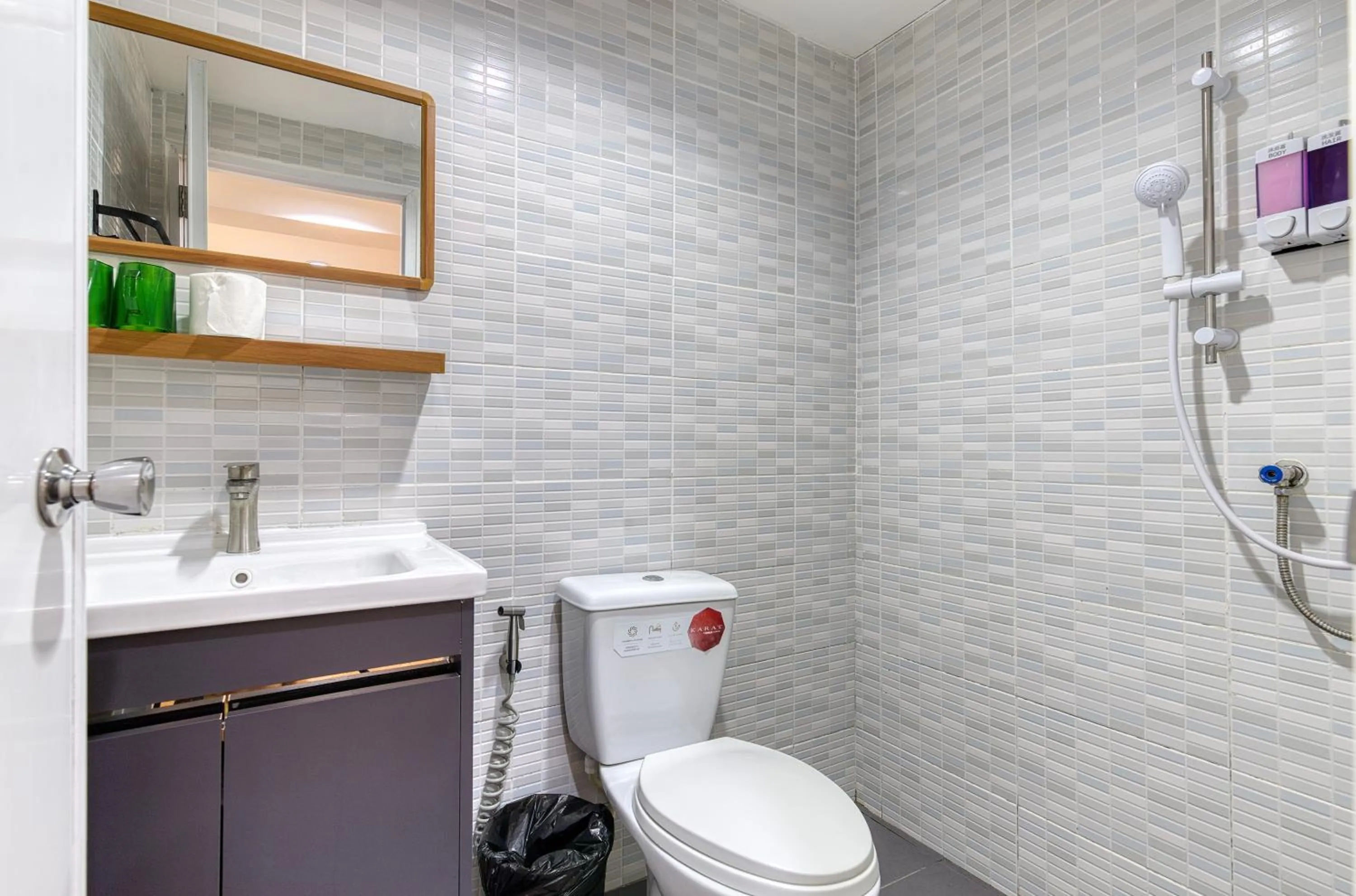 Shower in Bangkok Watergate Townhouse 曼谷中心水門家