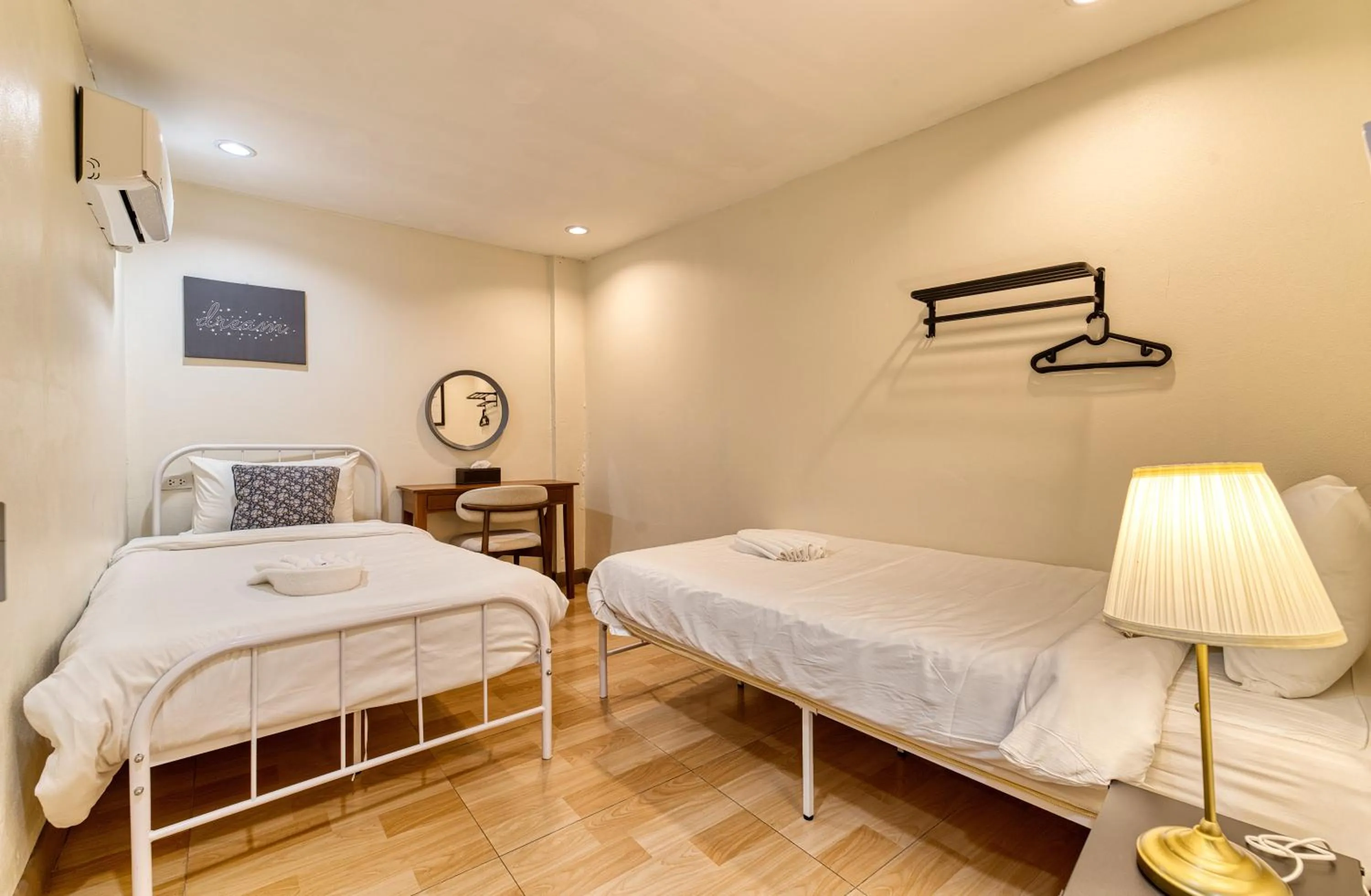 Bed in Bangkok Watergate Townhouse 曼谷中心水門家