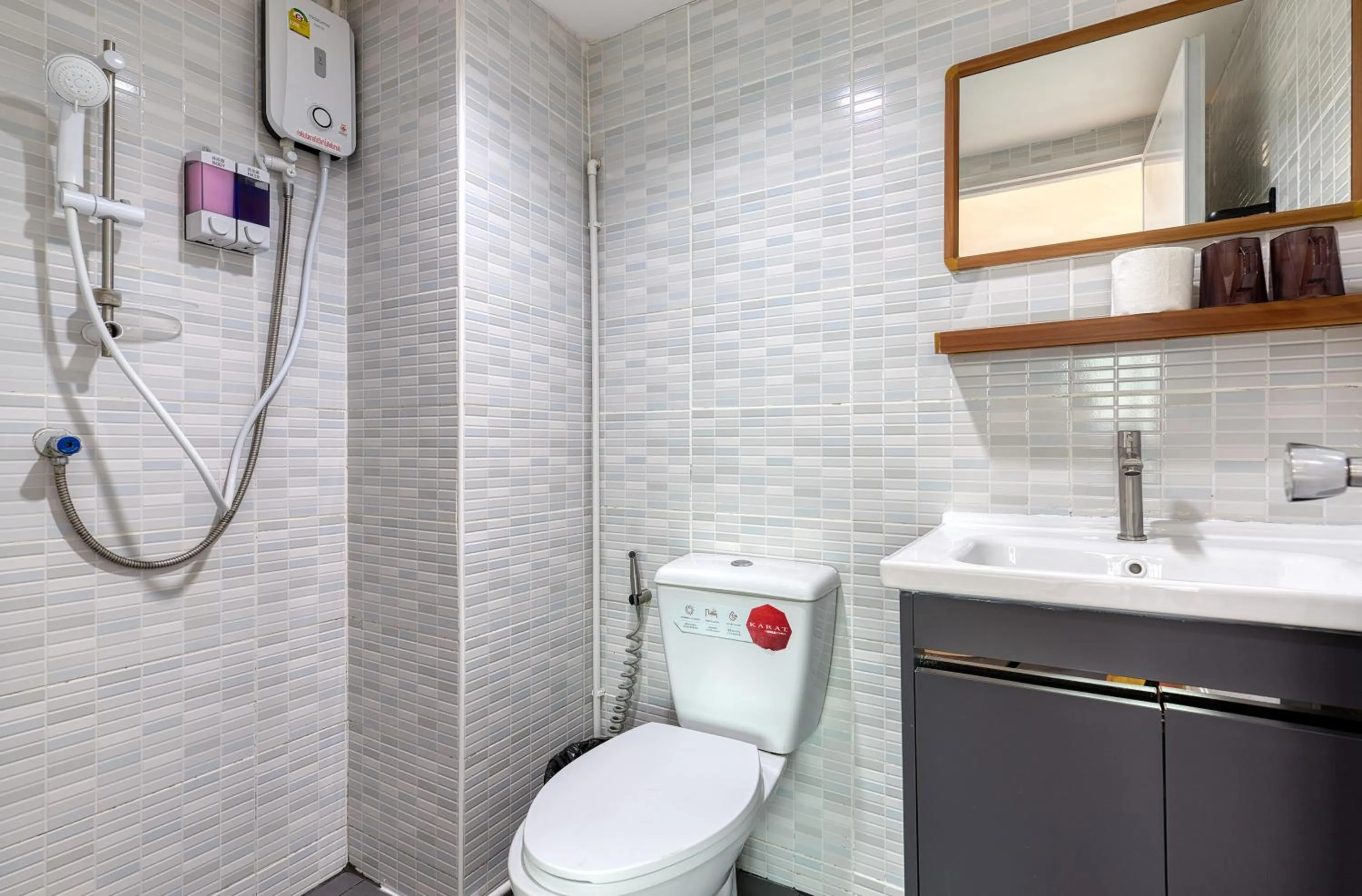 Shower in Bangkok Watergate Townhouse 曼谷中心水門家