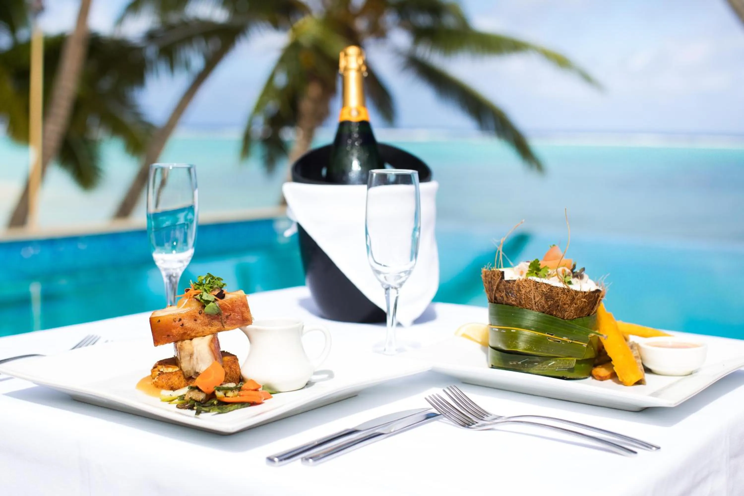 Food and drinks in Little Polynesian Resort