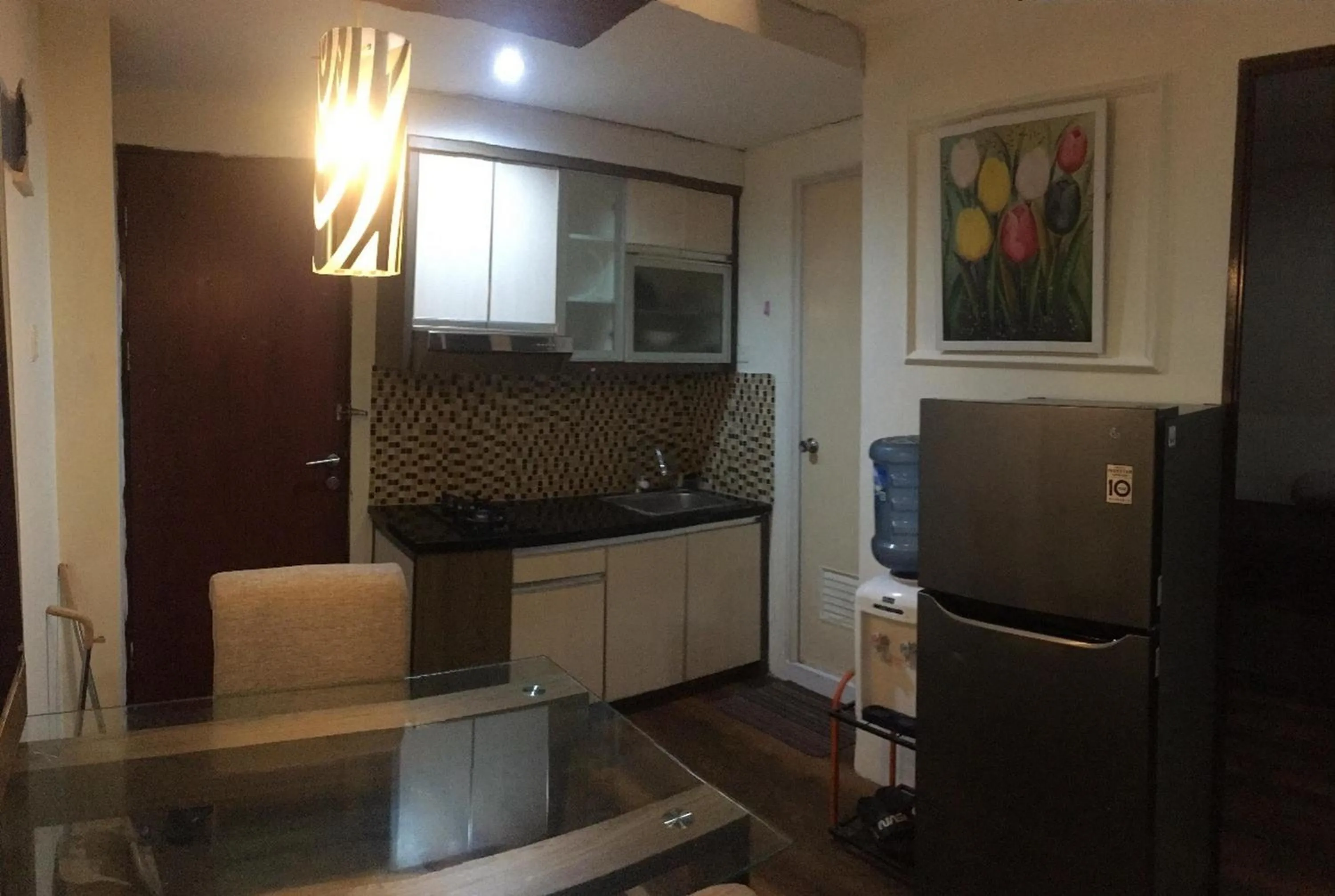 Kitchen or kitchenette in RedLiving Apartemen Tamansari Panoramic - Anwar Rental