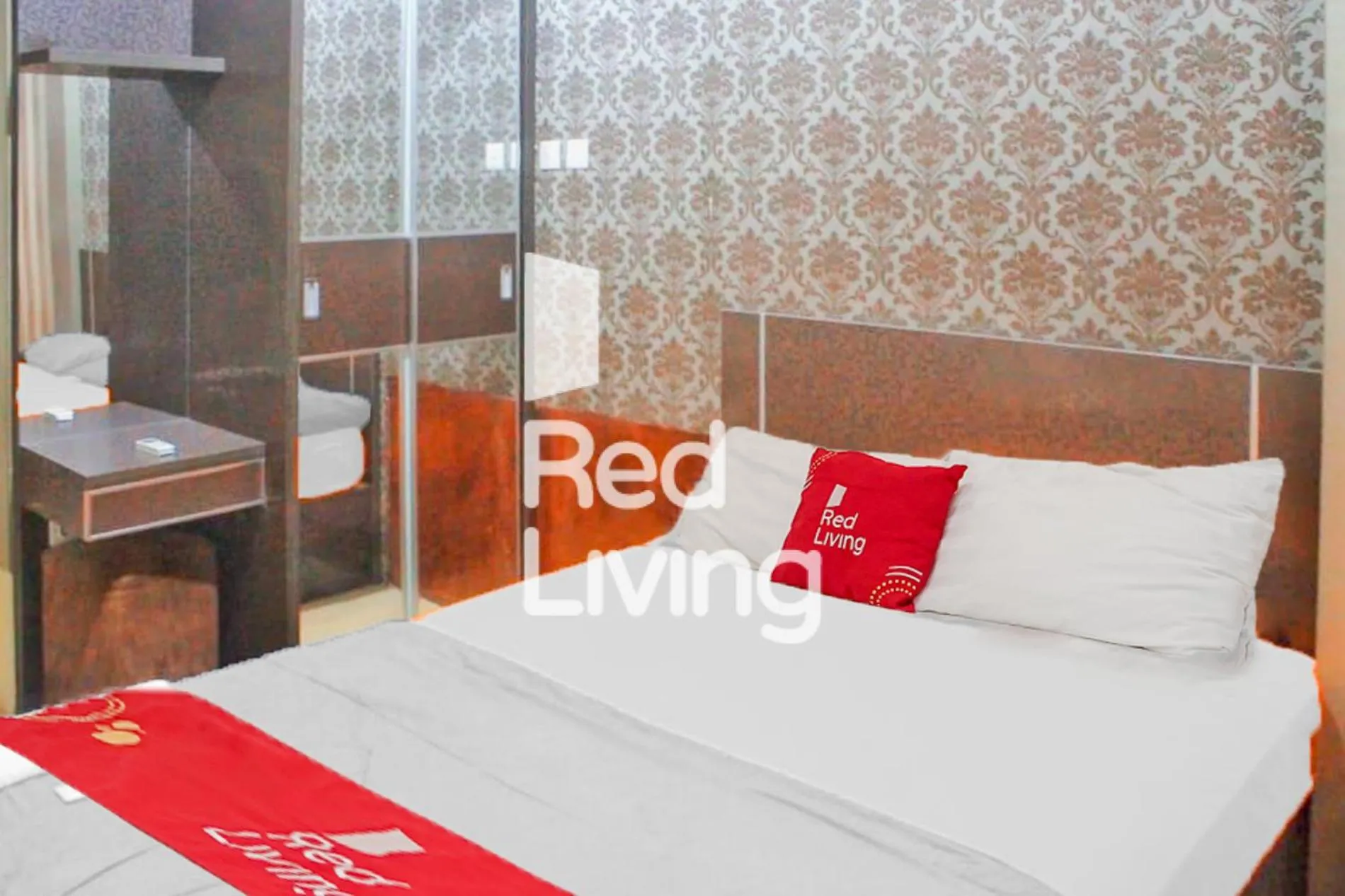 Bedroom, Bed in RedLiving Apartemen Tamansari Panoramic - Anwar Rental