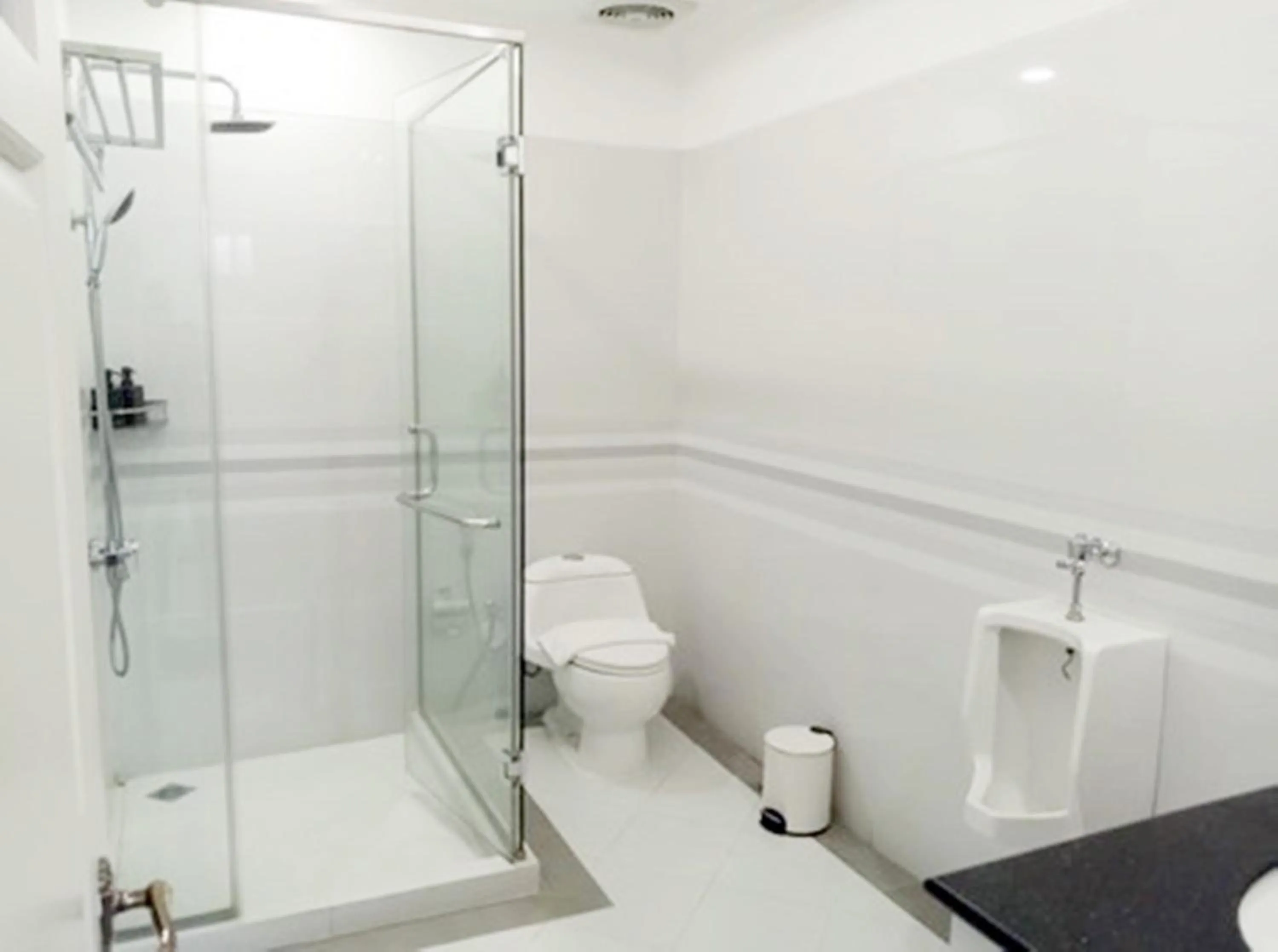 Shower in Tirtodipuran Hotel by Natts Hospitality Indonesia