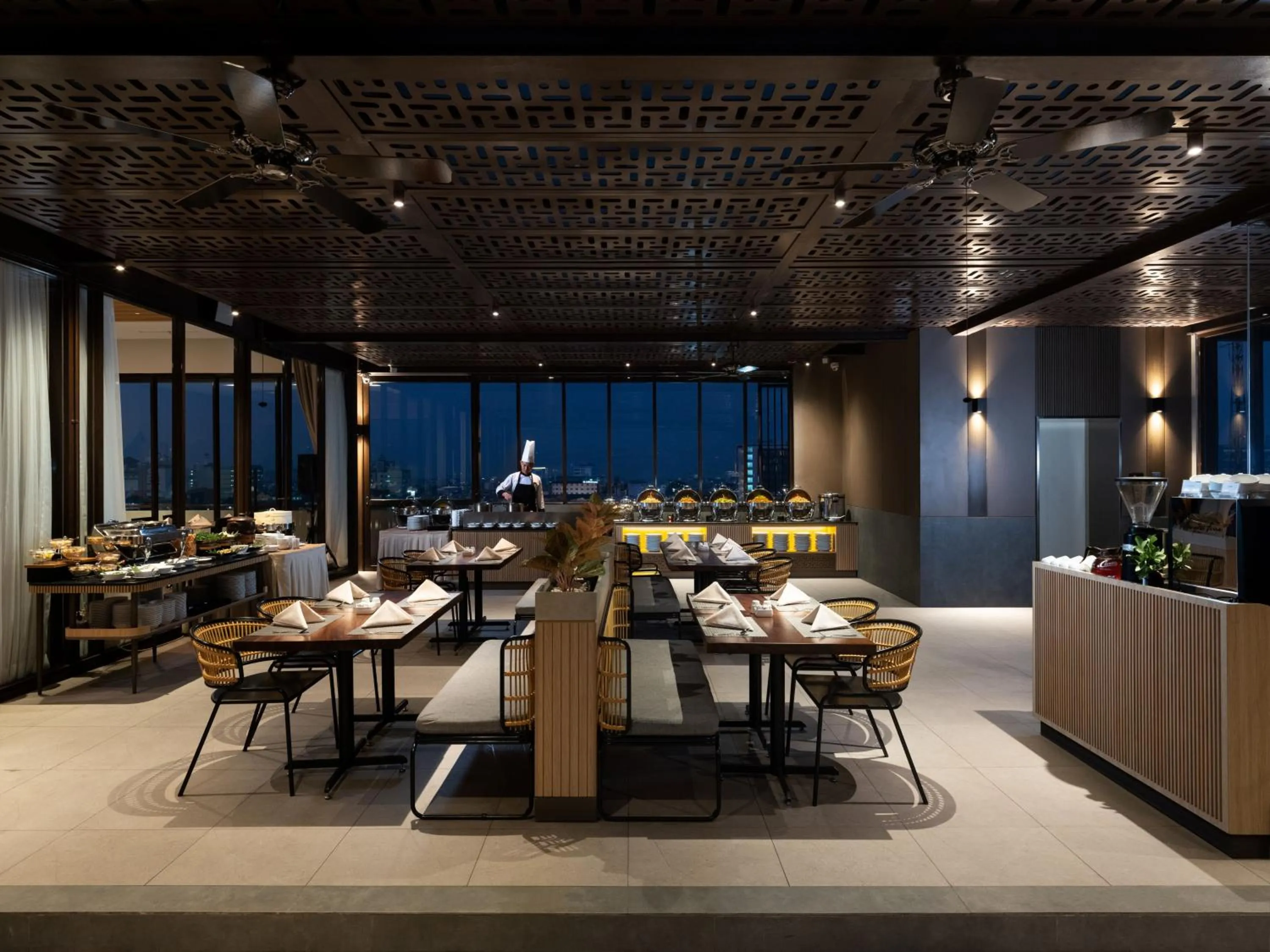 Restaurant/places to eat in Hotel Santika PasirKaliki